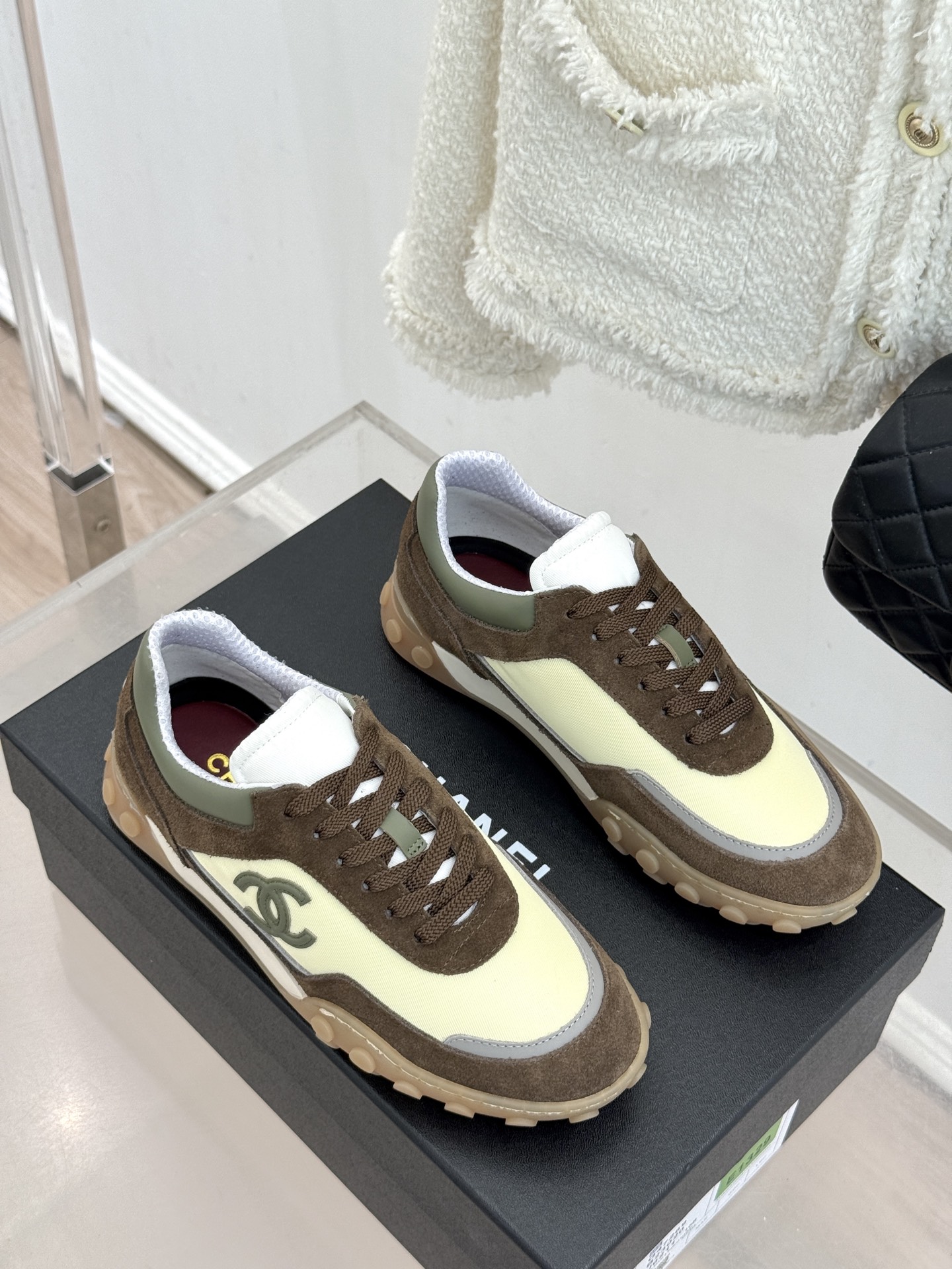 CHANE*｜小香26C春夏新品双C德训鞋运动鞋以复古德训鞋型重塑小香经典格调。甄选绒面小牛皮与细腻织物