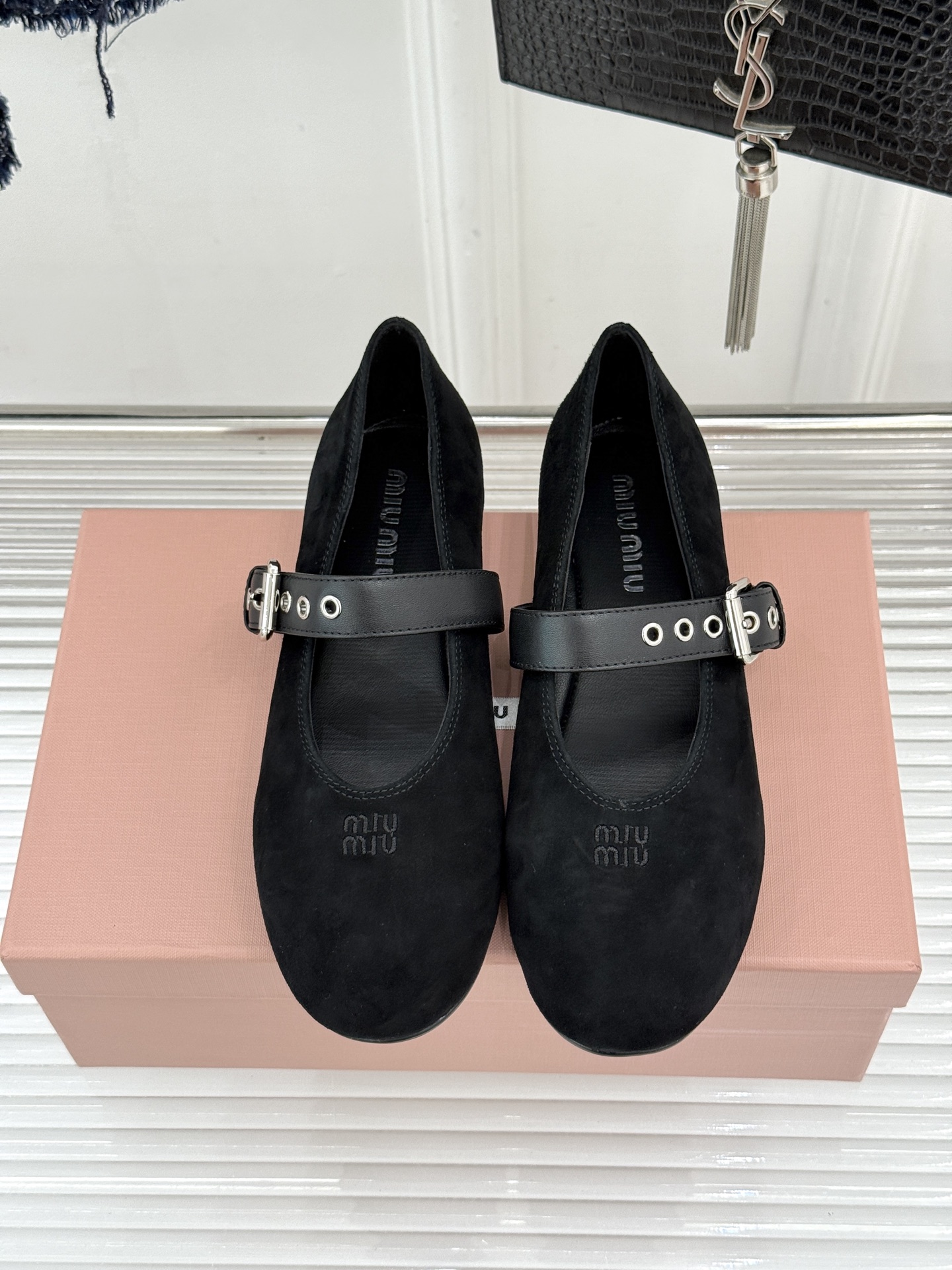 Miu Miu/缪缪26WF早春新品字母复古麂皮圆头玛丽珍鞋以细腻麂皮诠释慵懒高级感温润哑光质感自带复古