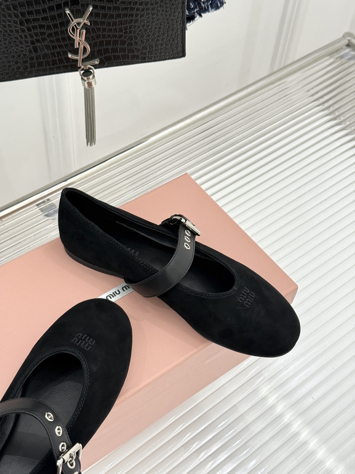 Miu Miu/缪缪26WF早春新品字母复古麂皮圆头玛丽珍鞋以细腻麂皮诠释慵懒高级感温润哑光质感自带复古