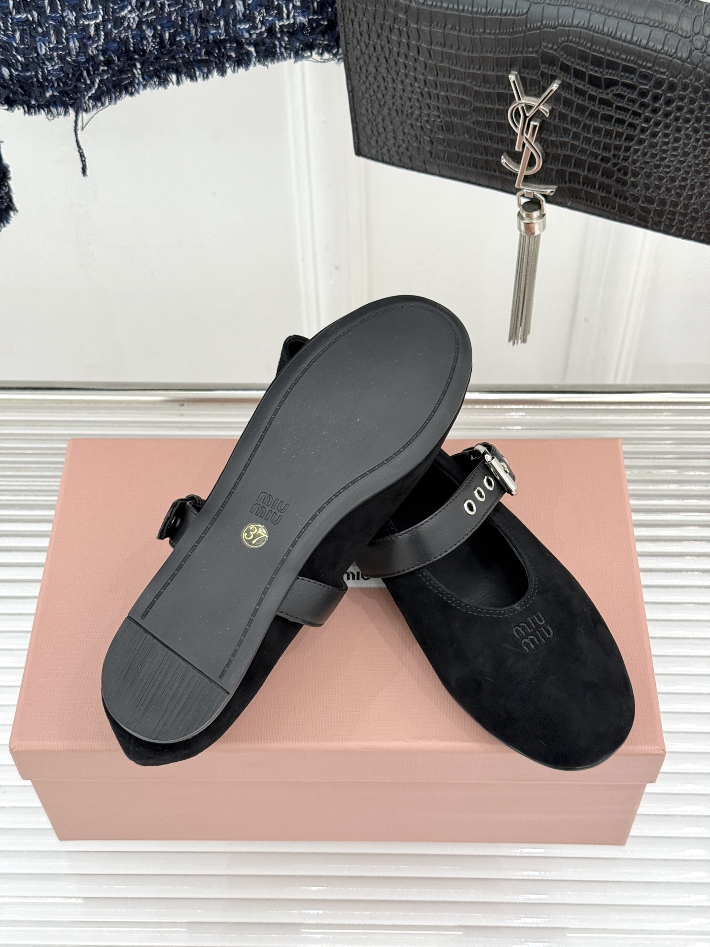 Miu Miu/缪缪26WF早春新品字母复古麂皮圆头玛丽珍鞋以细腻麂皮诠释慵懒高级感温润哑光质感自带复古