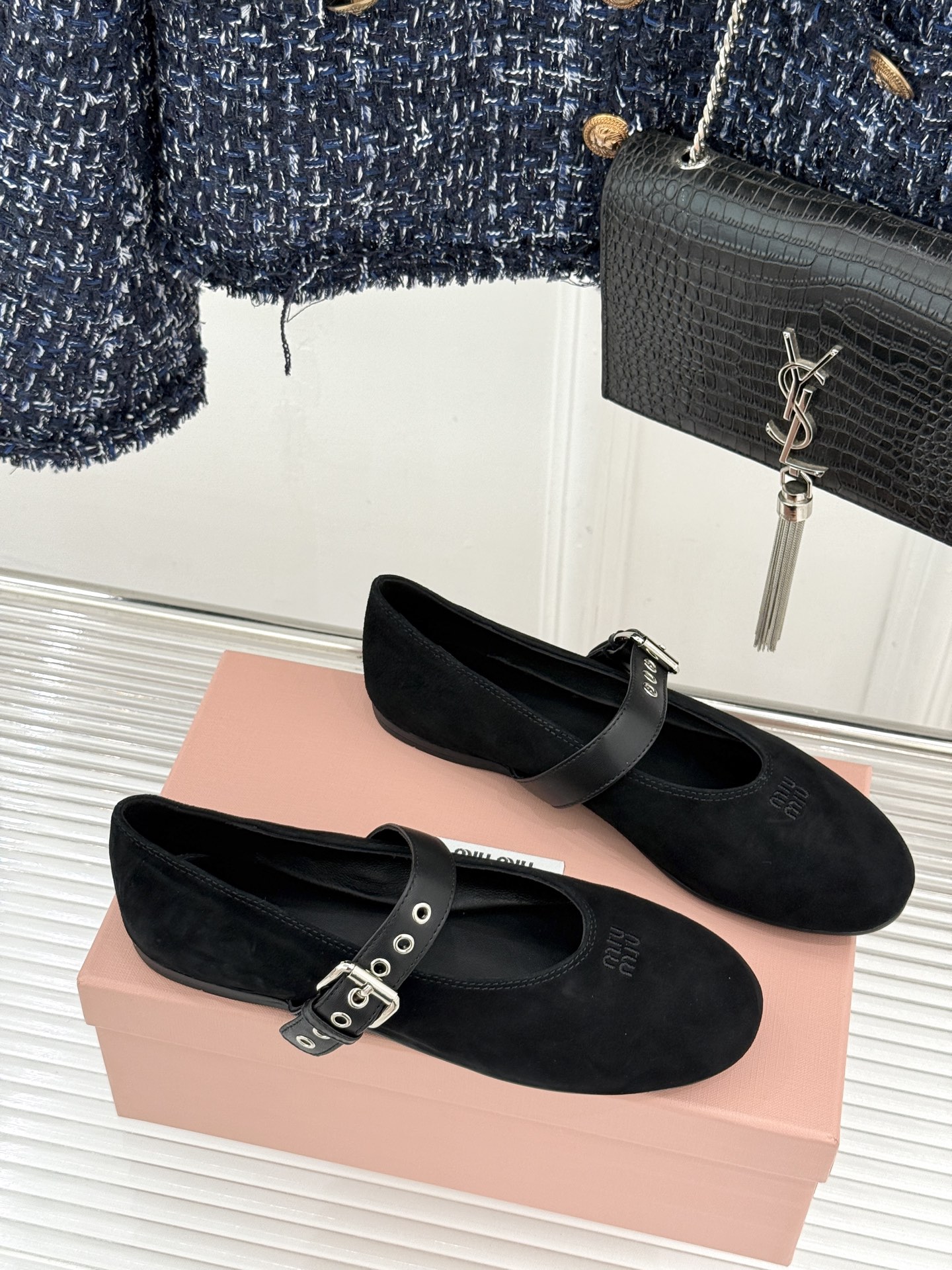 Miu Miu/缪缪26WF早春新品字母复古麂皮圆头玛丽珍鞋以细腻麂皮诠释慵懒高级感温润哑光质感自带复古