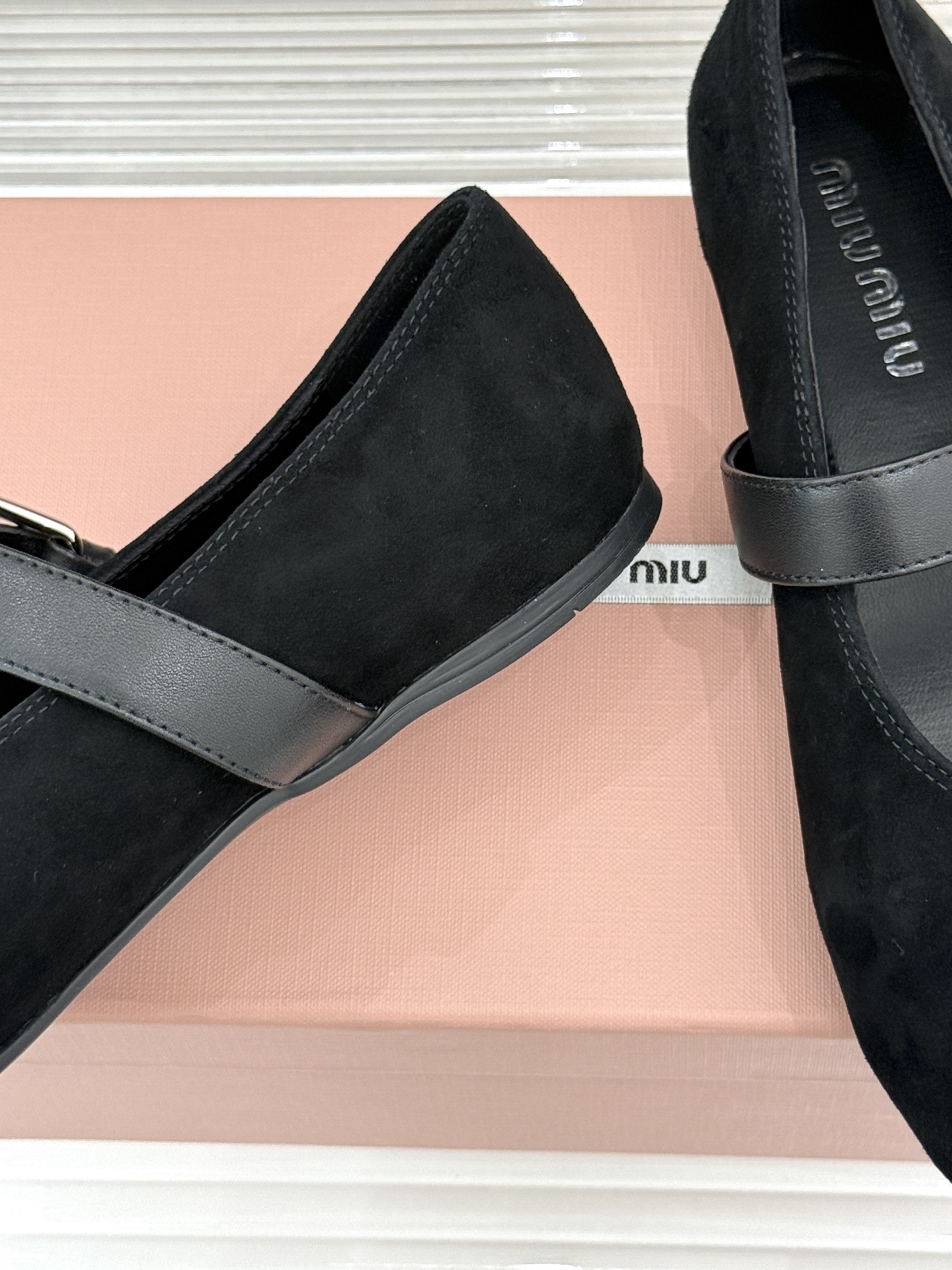 Miu Miu/缪缪26WF早春新品字母复古麂皮圆头玛丽珍鞋以细腻麂皮诠释慵懒高级感温润哑光质感自带复古