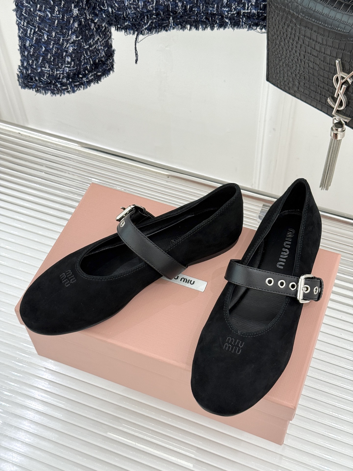 Miu Miu/缪缪26WF早春新品字母复古麂皮圆头玛丽珍鞋以细腻麂皮诠释慵懒高级感温润哑光质感自带复古