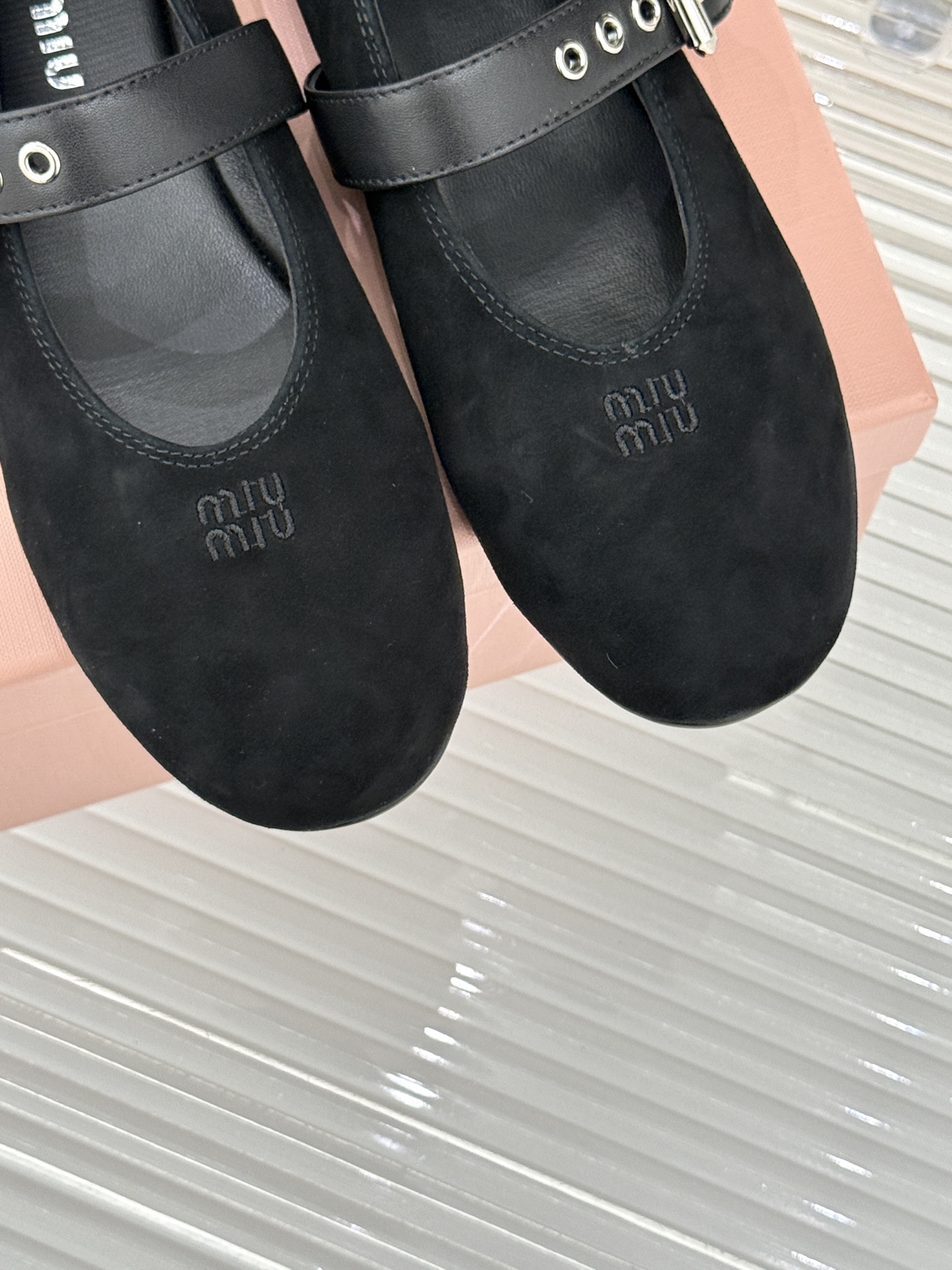 Miu Miu/缪缪26WF早春新品字母复古麂皮圆头玛丽珍鞋以细腻麂皮诠释慵懒高级感温润哑光质感自带复古