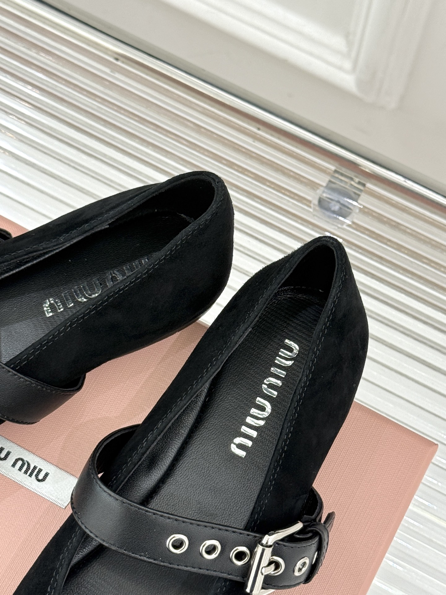 Miu Miu/缪缪26WF早春新品字母复古麂皮圆头玛丽珍鞋以细腻麂皮诠释慵懒高级感温润哑光质感自带复古