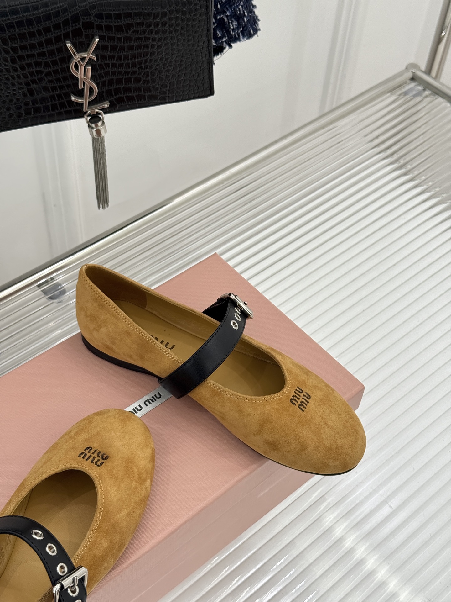 Miu Miu/缪缪26WF早春新品字母复古麂皮圆头玛丽珍鞋以细腻麂皮诠释慵懒高级感温润哑光质感自带复古