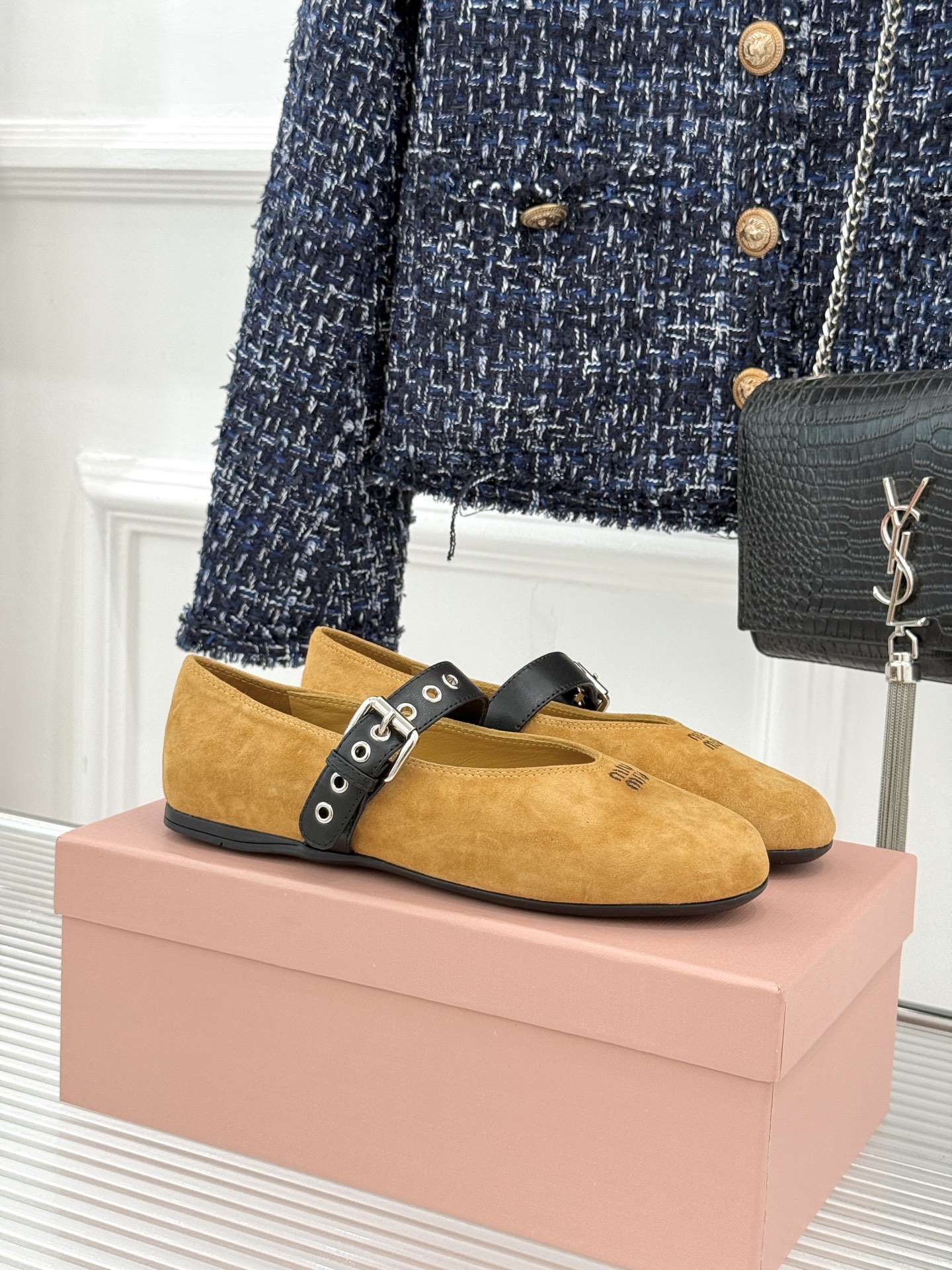 Miu Miu/缪缪26WF早春新品字母复古麂皮圆头玛丽珍鞋以细腻麂皮诠释慵懒高级感温润哑光质感自带复古