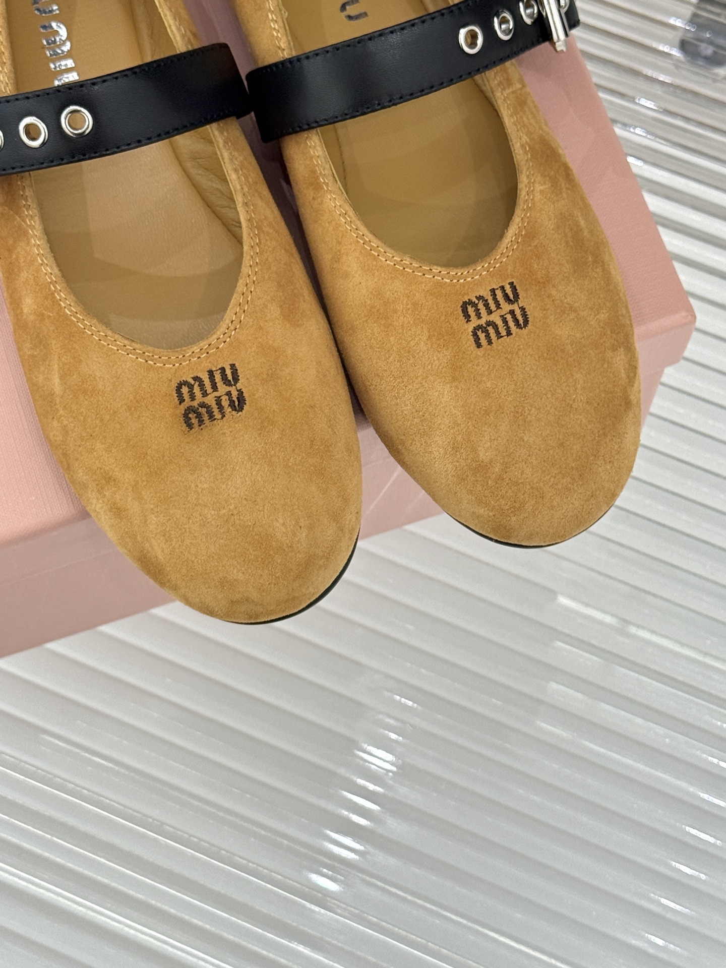 Miu Miu/缪缪26WF早春新品字母复古麂皮圆头玛丽珍鞋以细腻麂皮诠释慵懒高级感温润哑光质感自带复古