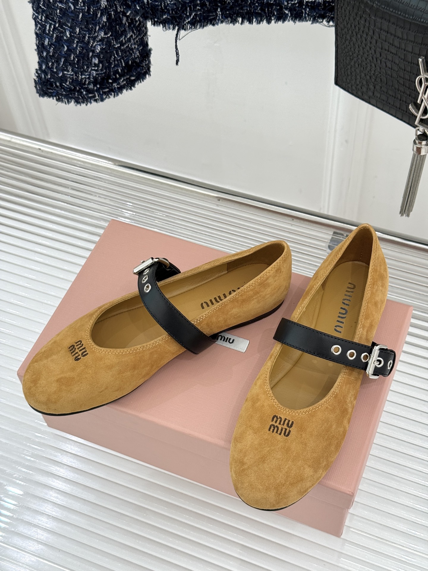 Miu Miu/缪缪26WF早春新品字母复古麂皮圆头玛丽珍鞋以细腻麂皮诠释慵懒高级感温润哑光质感自带复古