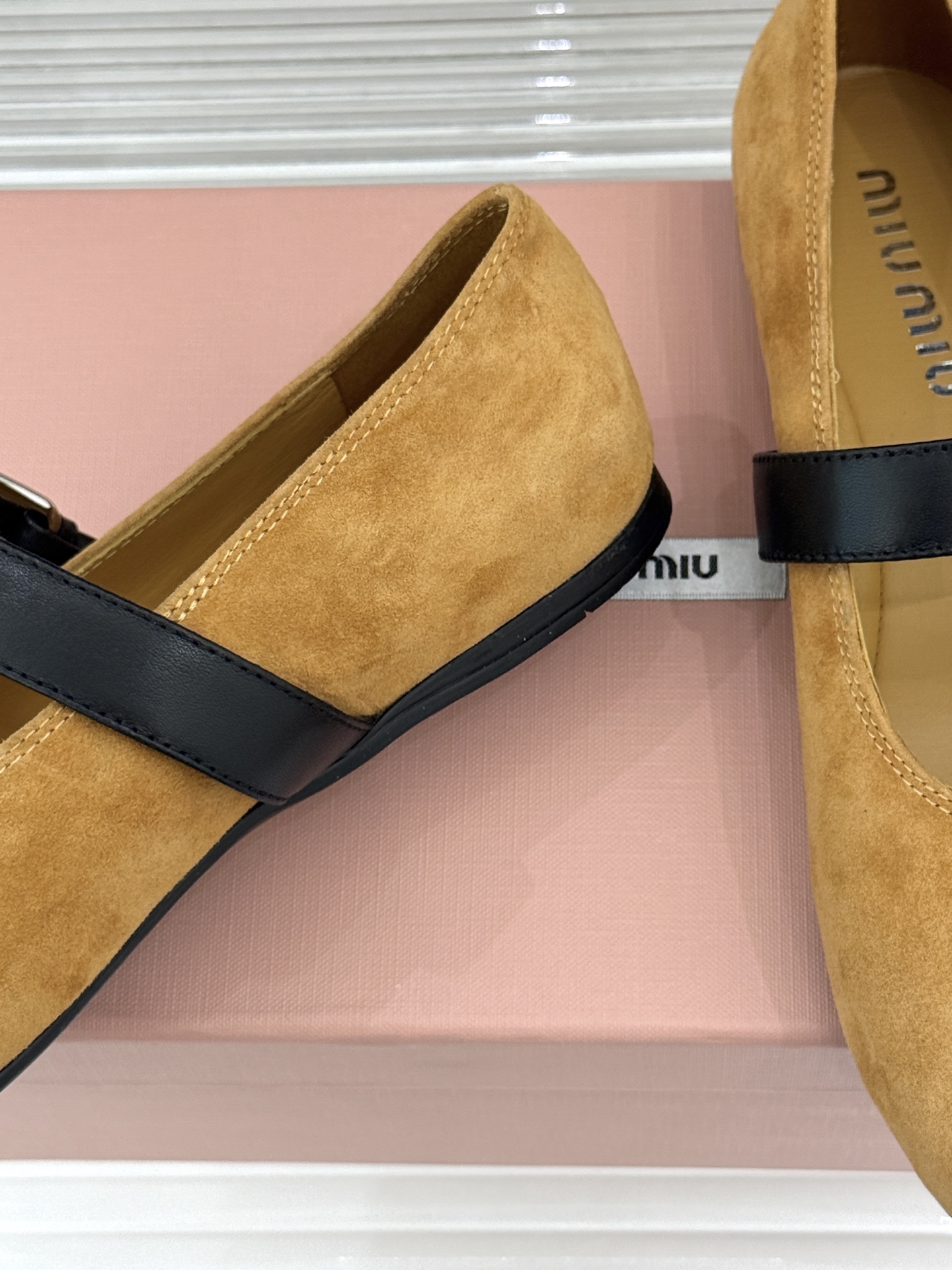 Miu Miu/缪缪26WF早春新品字母复古麂皮圆头玛丽珍鞋以细腻麂皮诠释慵懒高级感温润哑光质感自带复古