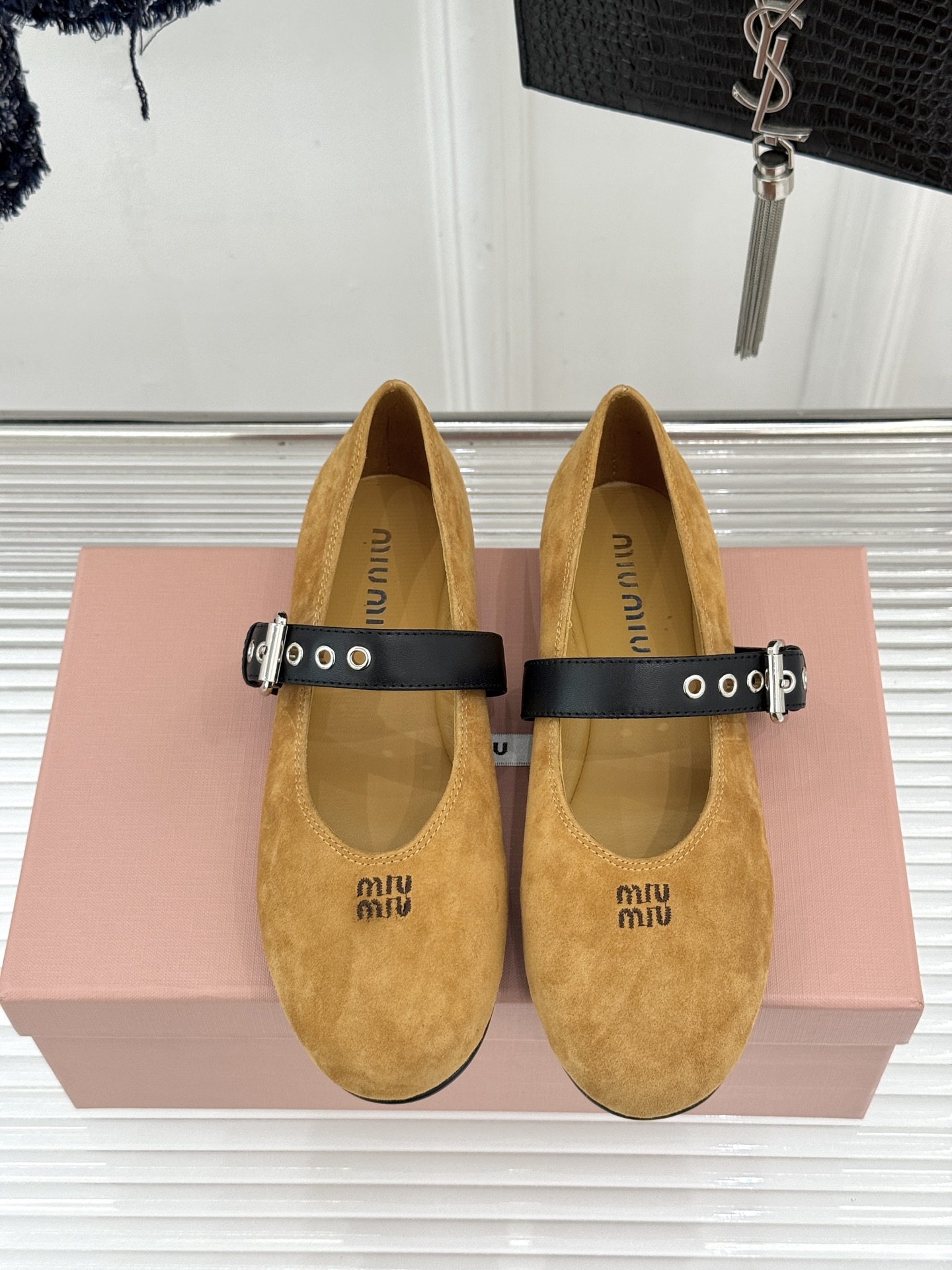 Miu Miu/缪缪26WF早春新品字母复古麂皮圆头玛丽珍鞋以细腻麂皮诠释慵懒高级感温润哑光质感自带复古