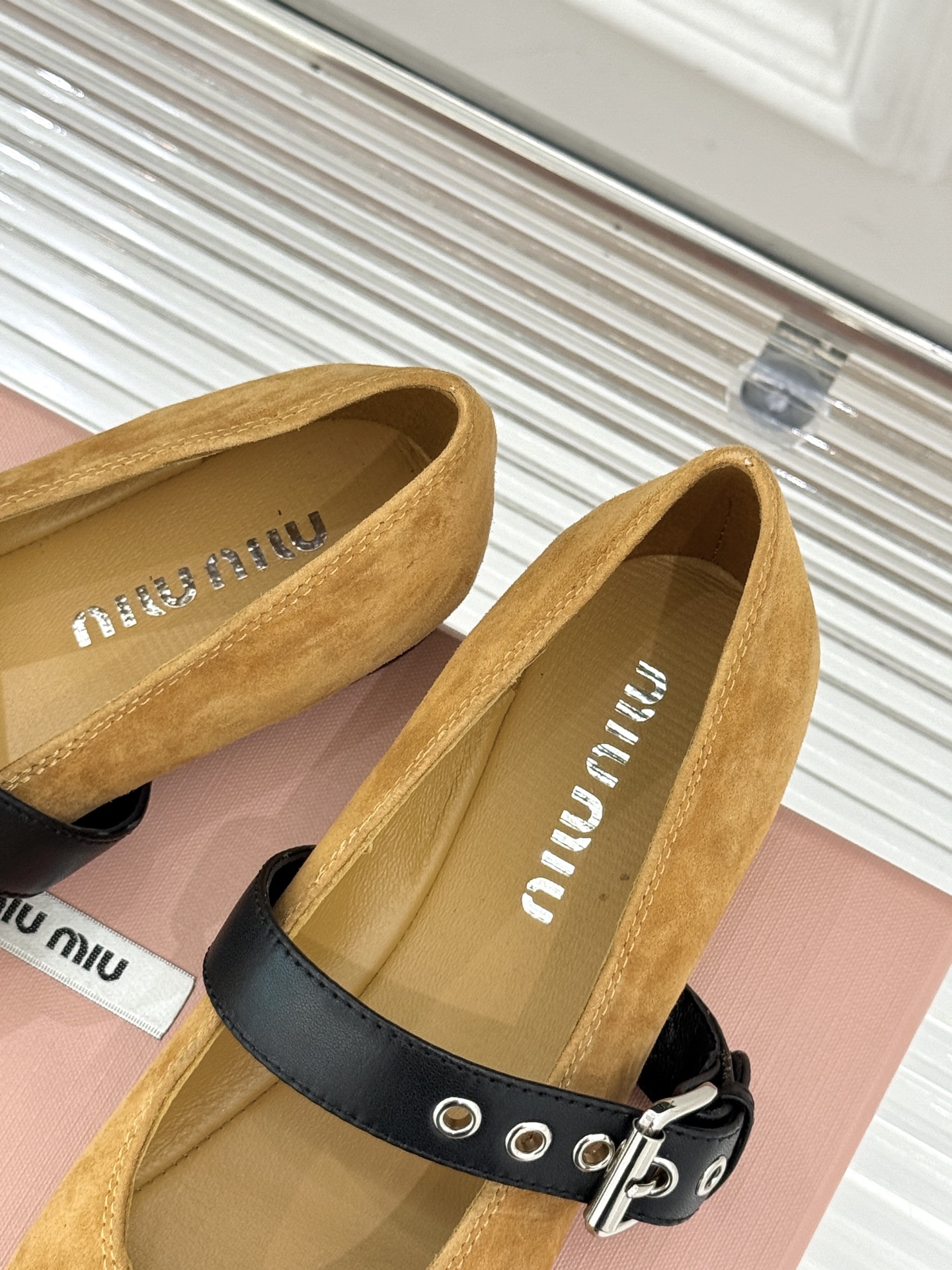 Miu Miu/缪缪26WF早春新品字母复古麂皮圆头玛丽珍鞋以细腻麂皮诠释慵懒高级感温润哑光质感自带复古