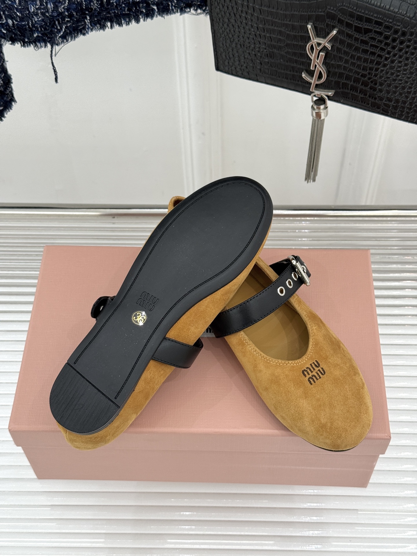 Miu Miu/缪缪26WF早春新品字母复古麂皮圆头玛丽珍鞋以细腻麂皮诠释慵懒高级感温润哑光质感自带复古