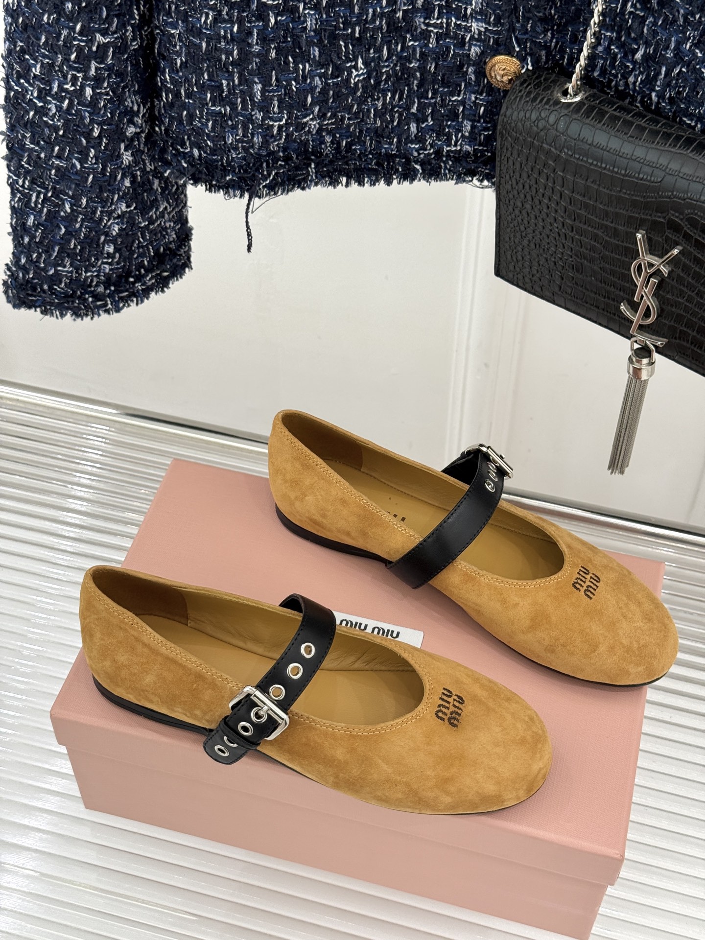 Miu Miu/缪缪26WF早春新品字母复古麂皮圆头玛丽珍鞋以细腻麂皮诠释慵懒高级感温润哑光质感自带复古