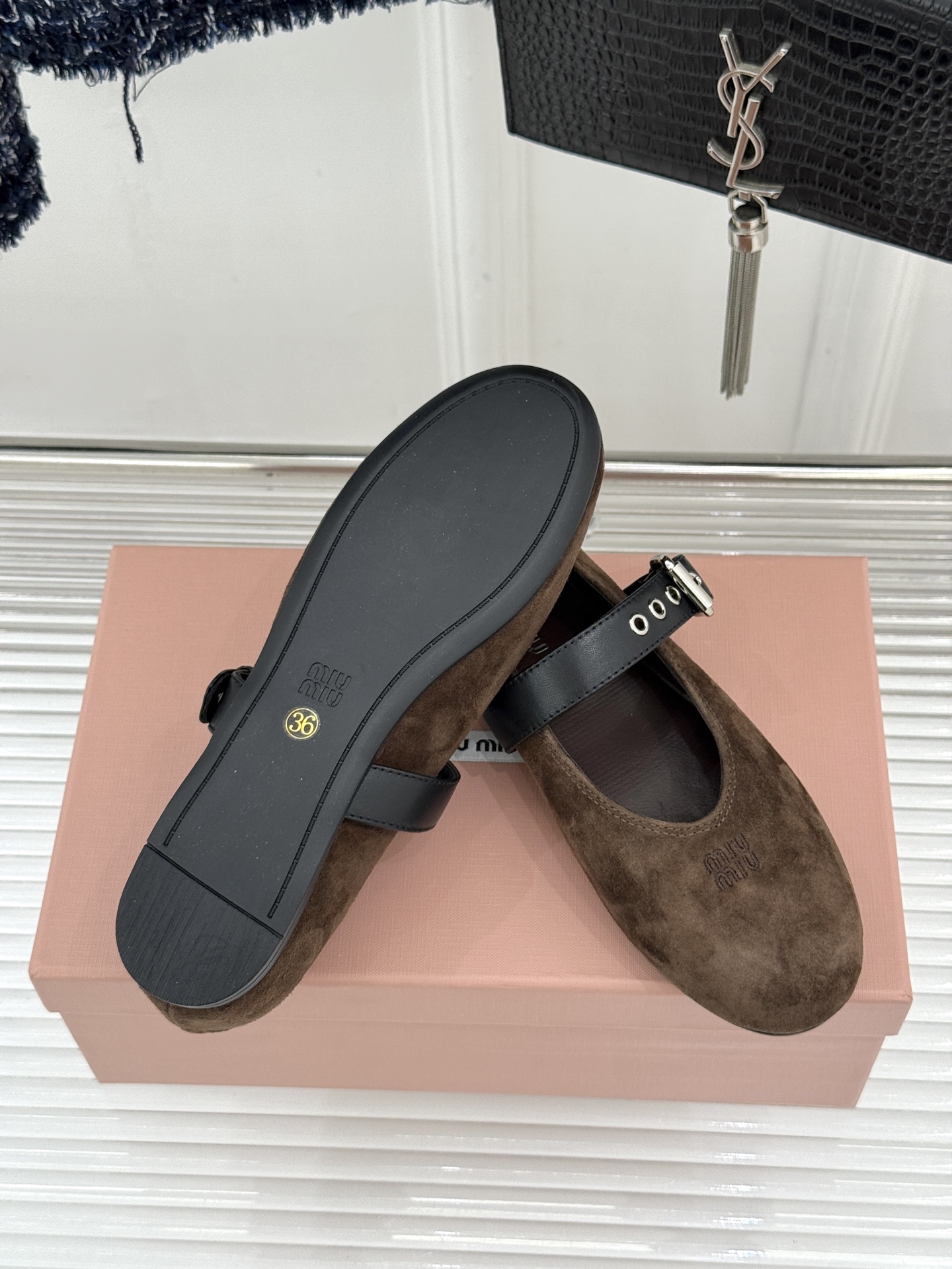 Miu Miu/缪缪26WF早春新品字母复古麂皮圆头玛丽珍鞋以细腻麂皮诠释慵懒高级感温润哑光质感自带复古