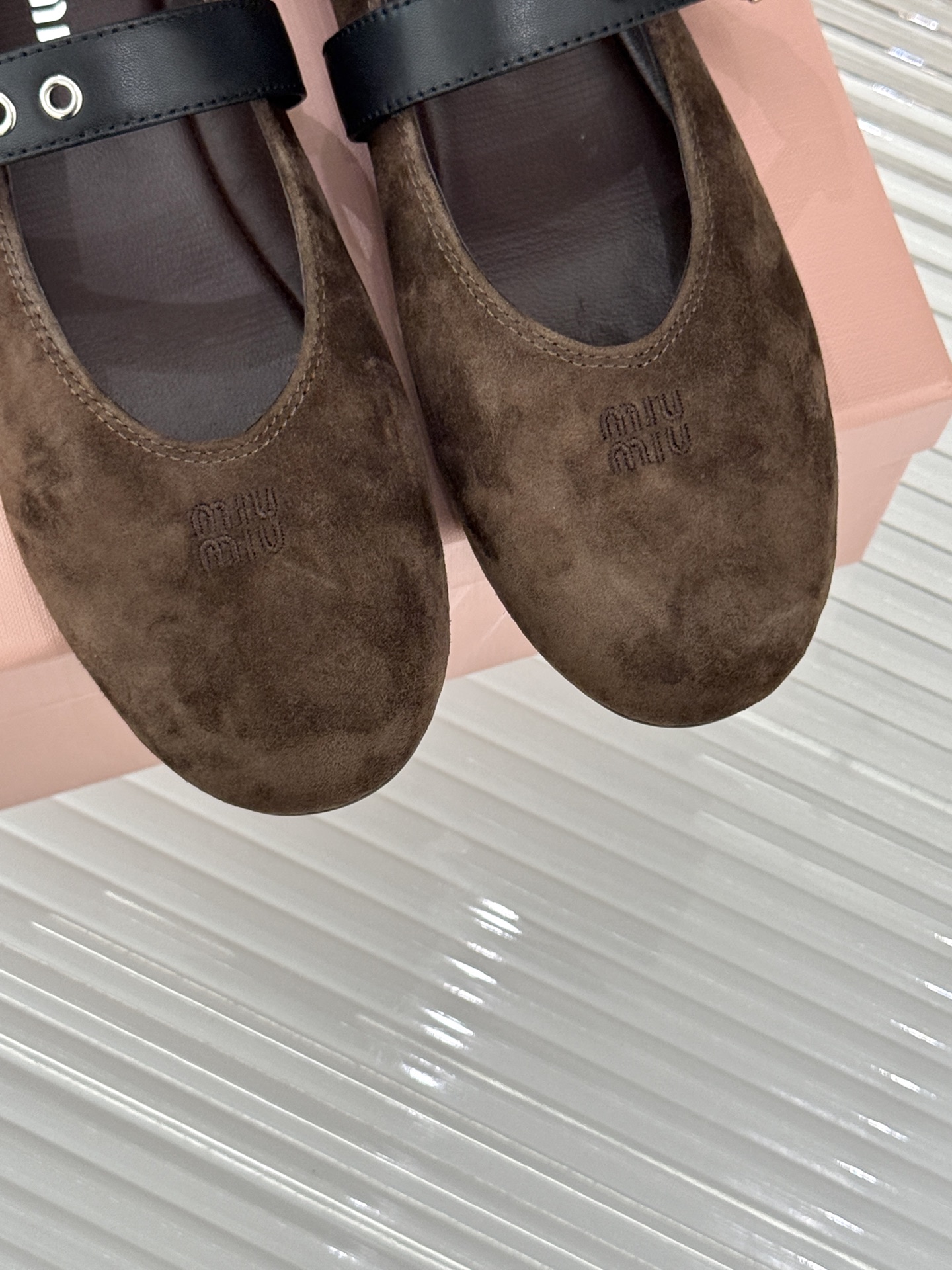 Miu Miu/缪缪26WF早春新品字母复古麂皮圆头玛丽珍鞋以细腻麂皮诠释慵懒高级感温润哑光质感自带复古