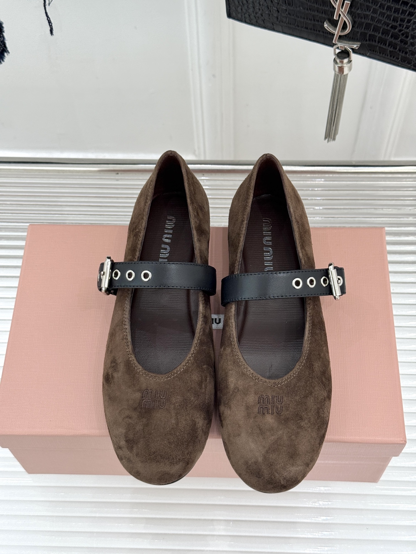 Miu Miu/缪缪26WF早春新品字母复古麂皮圆头玛丽珍鞋以细腻麂皮诠释慵懒高级感温润哑光质感自带复古
