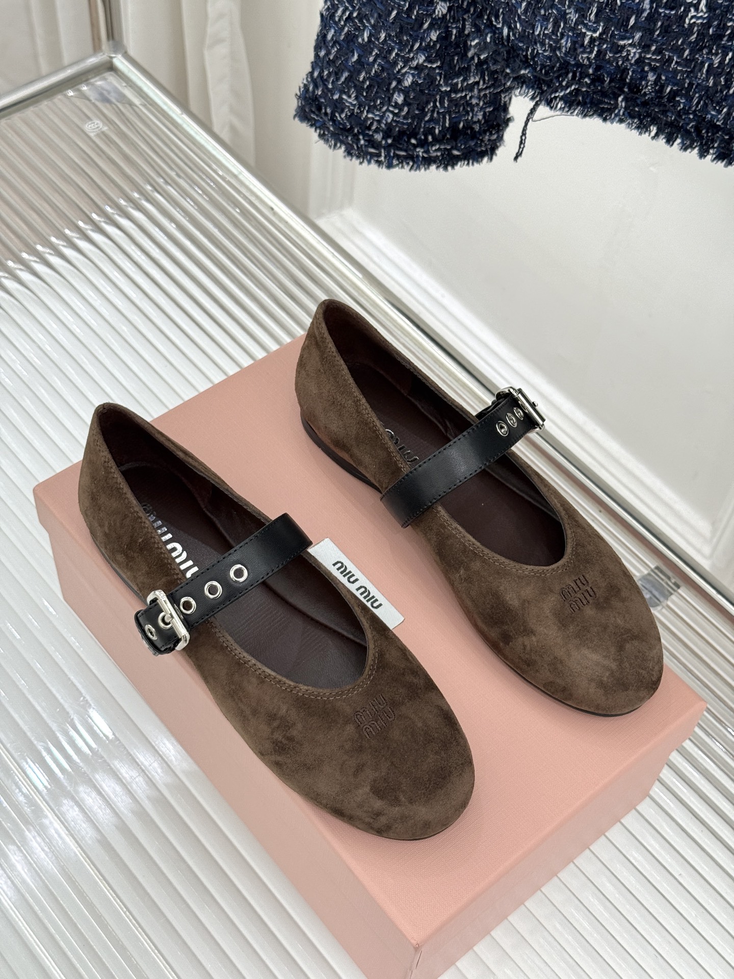 Miu Miu/缪缪26WF早春新品字母复古麂皮圆头玛丽珍鞋以细腻麂皮诠释慵懒高级感温润哑光质感自带复古