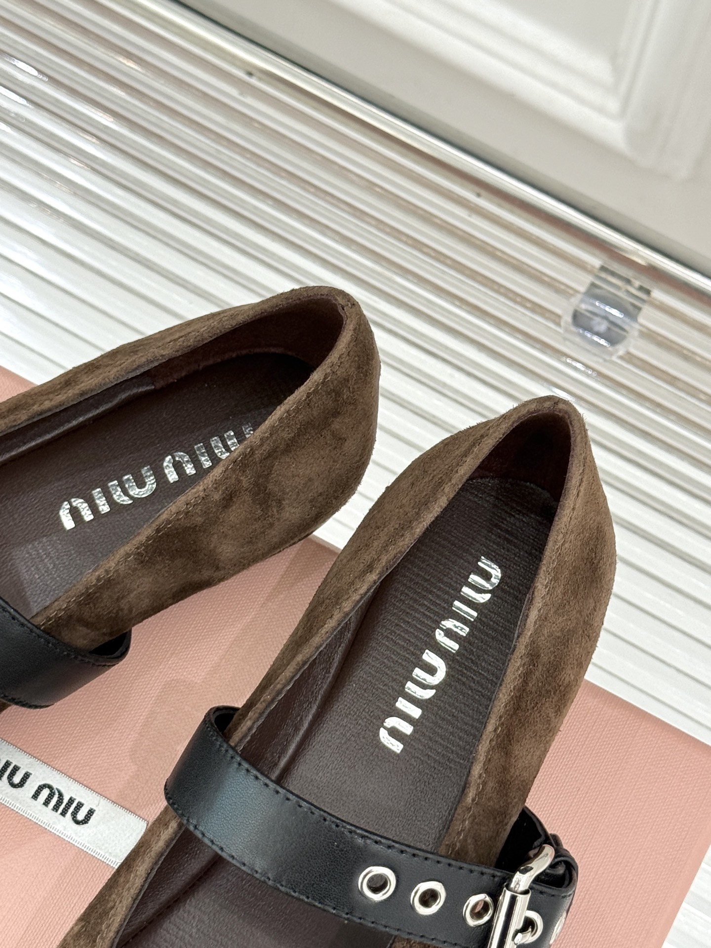 Miu Miu/缪缪26WF早春新品字母复古麂皮圆头玛丽珍鞋以细腻麂皮诠释慵懒高级感温润哑光质感自带复古