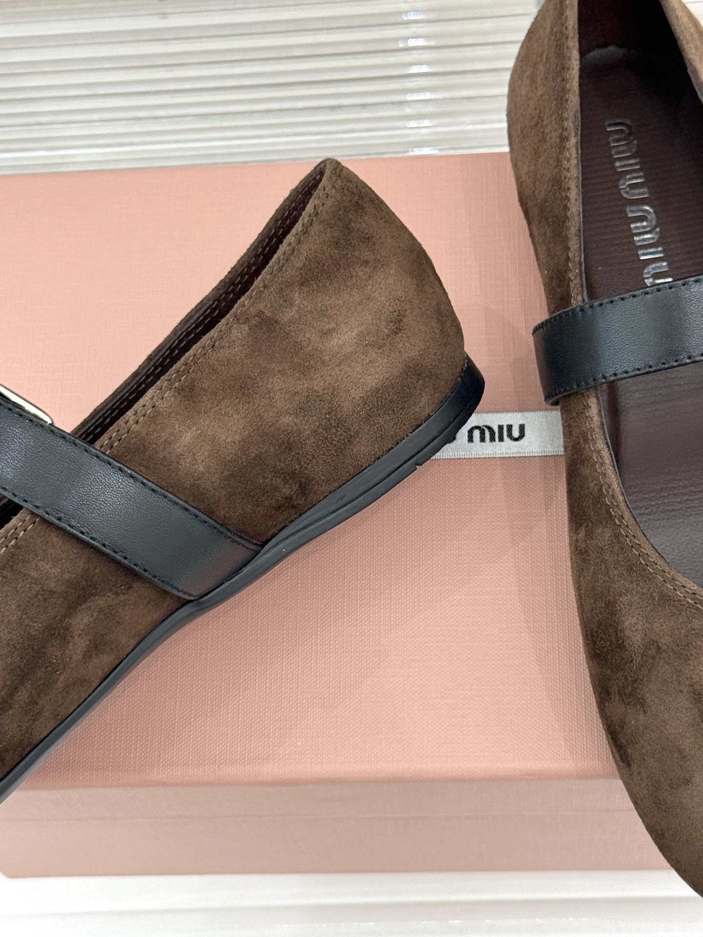 Miu Miu/缪缪26WF早春新品字母复古麂皮圆头玛丽珍鞋以细腻麂皮诠释慵懒高级感温润哑光质感自带复古