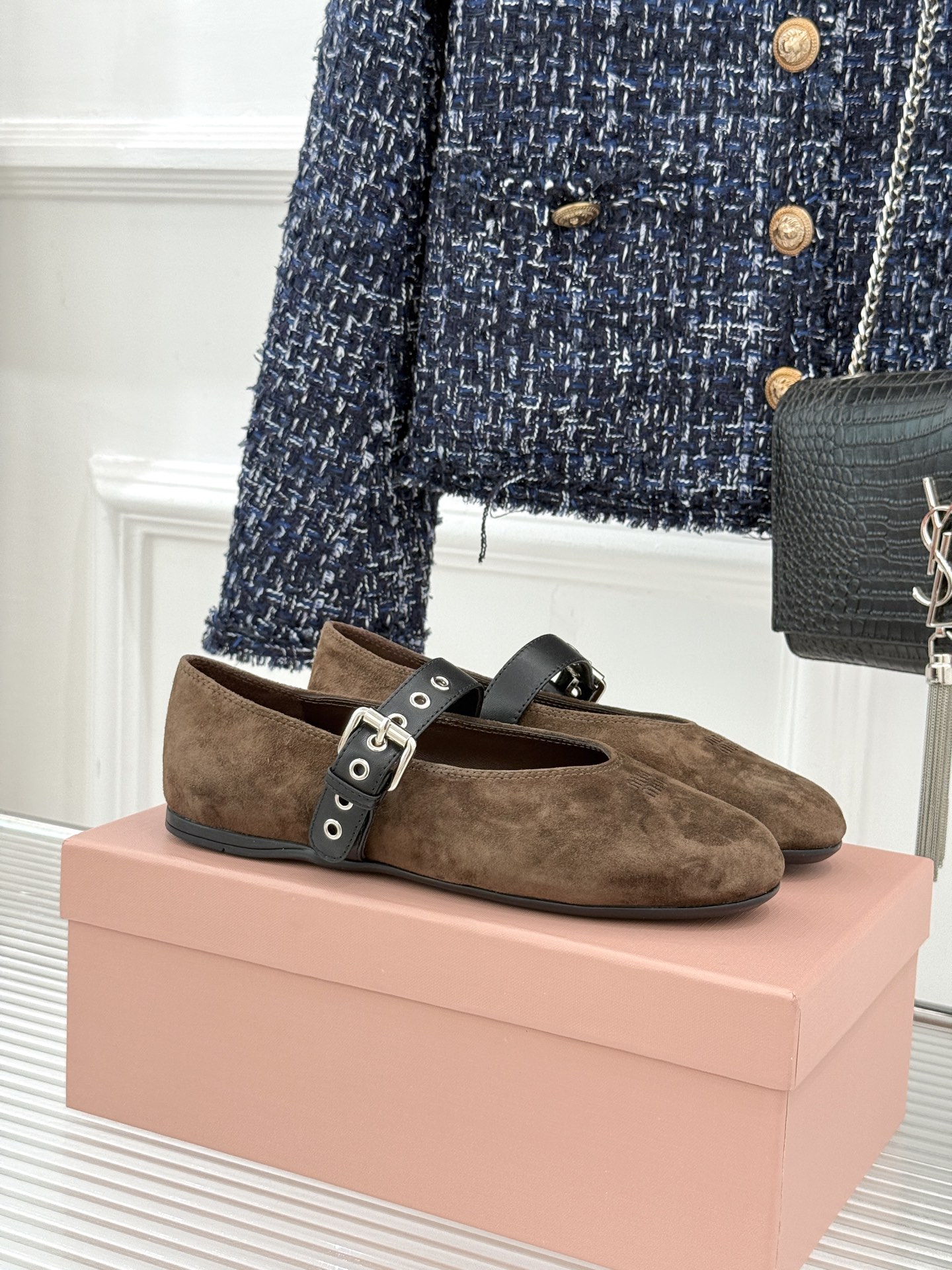 Miu Miu/缪缪26WF早春新品字母复古麂皮圆头玛丽珍鞋以细腻麂皮诠释慵懒高级感温润哑光质感自带复古