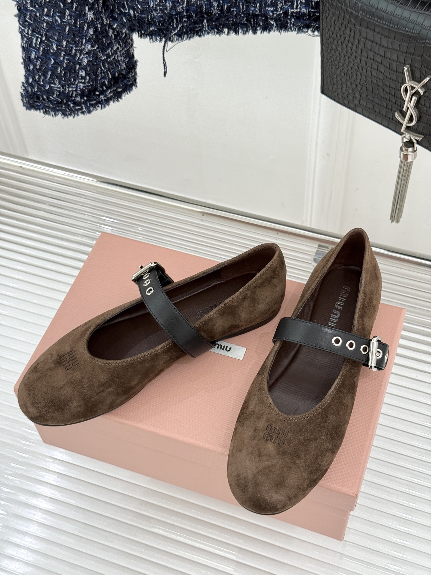 Miu Miu/缪缪26WF早春新品字母复古麂皮圆头玛丽珍鞋以细腻麂皮诠释慵懒高级感温润哑光质感自带复古