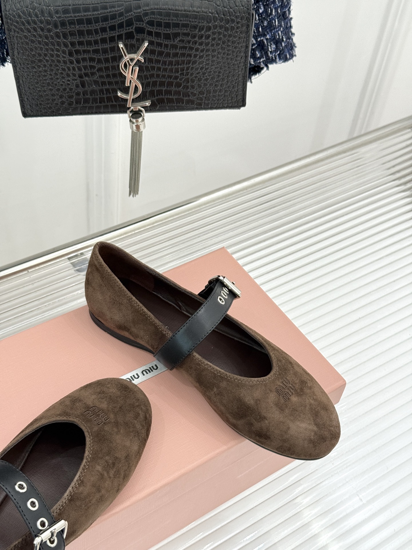 Miu Miu/缪缪26WF早春新品字母复古麂皮圆头玛丽珍鞋以细腻麂皮诠释慵懒高级感温润哑光质感自带复古