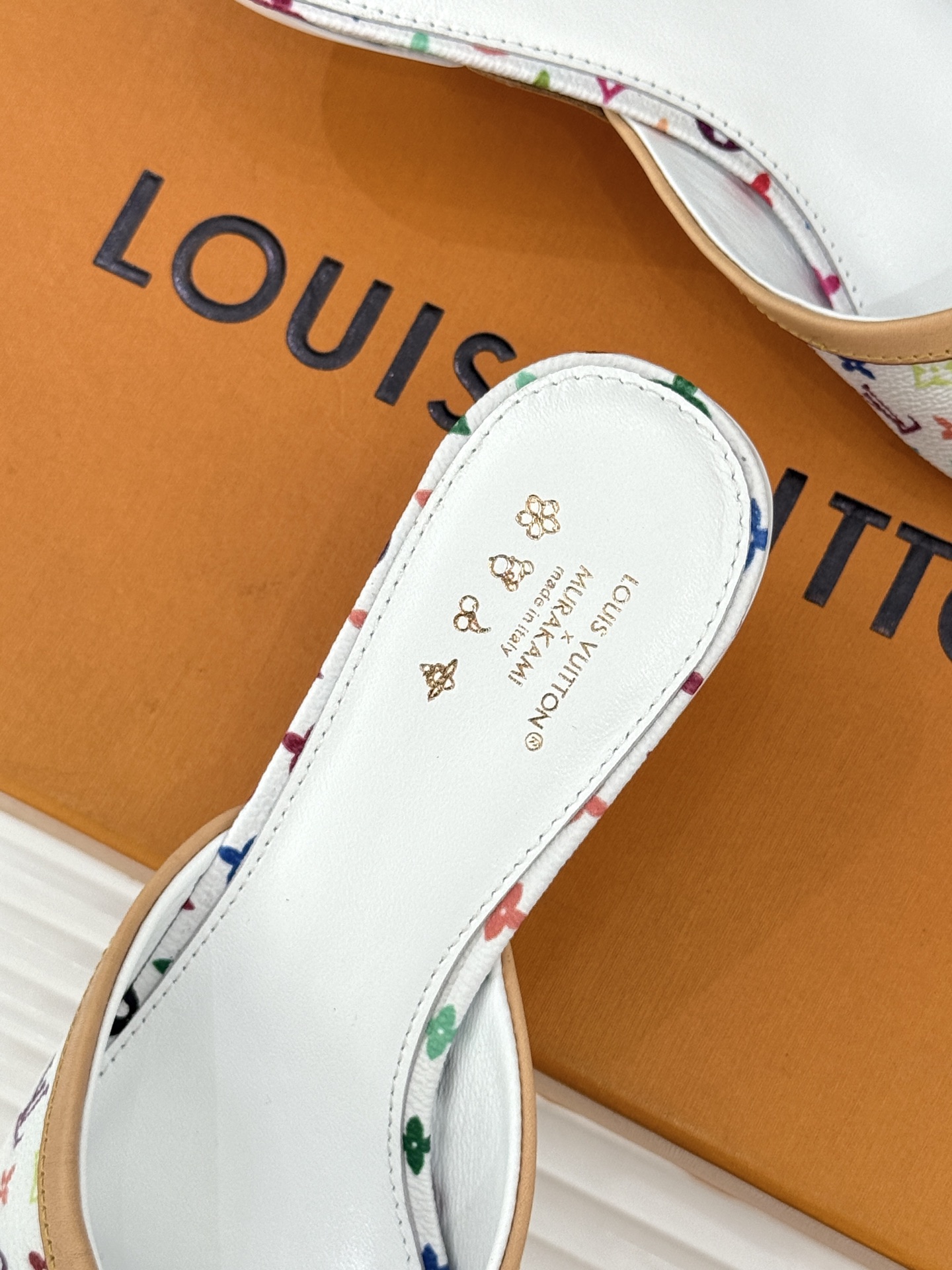 LV×村上隆联名款26WF新品彩色老花蝴蝶结猫跟拖鞋LV携手艺术大师村上隆打造联名拖鞋将经典老花焕新为缤