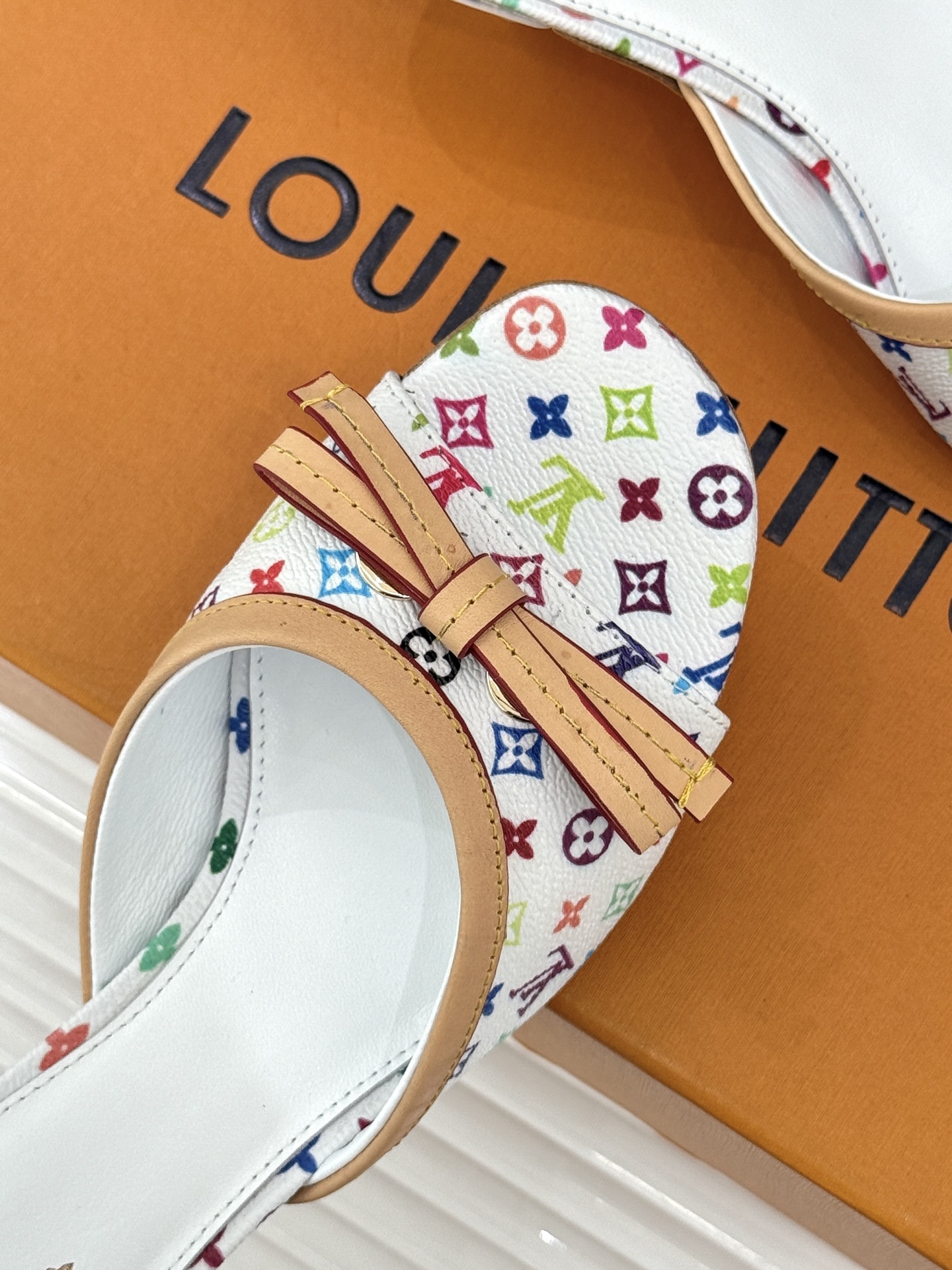 LV×村上隆联名款26WF新品彩色老花蝴蝶结猫跟拖鞋LV携手艺术大师村上隆打造联名拖鞋将经典老花焕新为缤