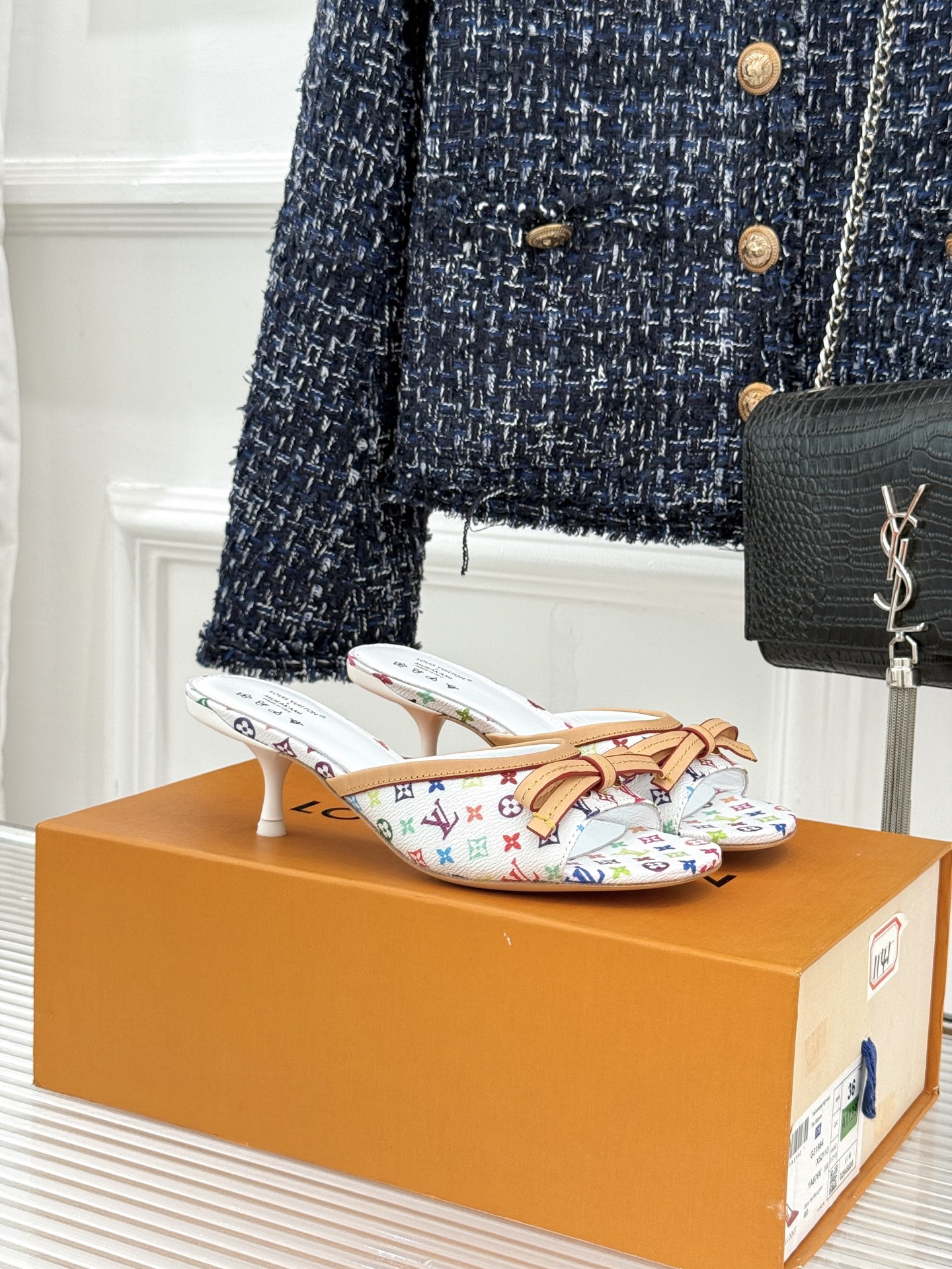 LV×村上隆联名款26WF新品彩色老花蝴蝶结猫跟拖鞋LV携手艺术大师村上隆打造联名拖鞋将经典老花焕新为缤