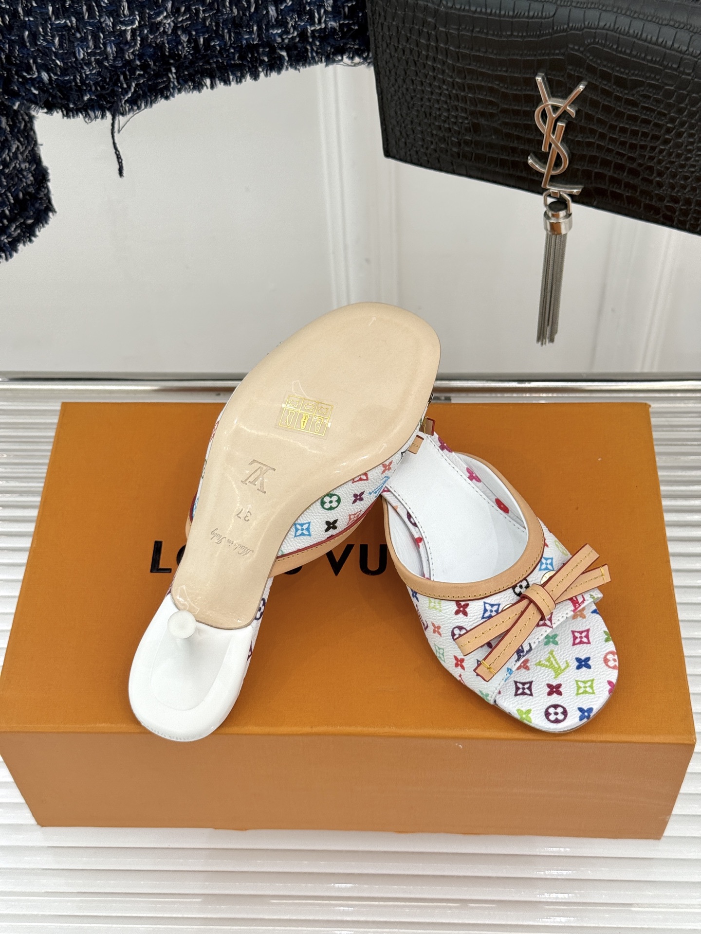 LV×村上隆联名款26WF新品彩色老花蝴蝶结猫跟拖鞋LV携手艺术大师村上隆打造联名拖鞋将经典老花焕新为缤