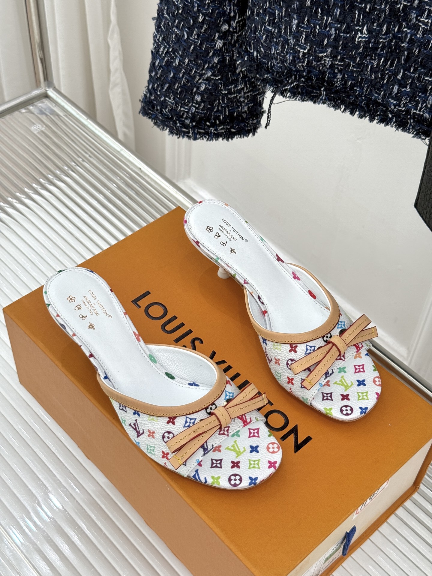 LV×村上隆联名款26WF新品彩色老花蝴蝶结猫跟拖鞋LV携手艺术大师村上隆打造联名拖鞋将经典老花焕新为缤