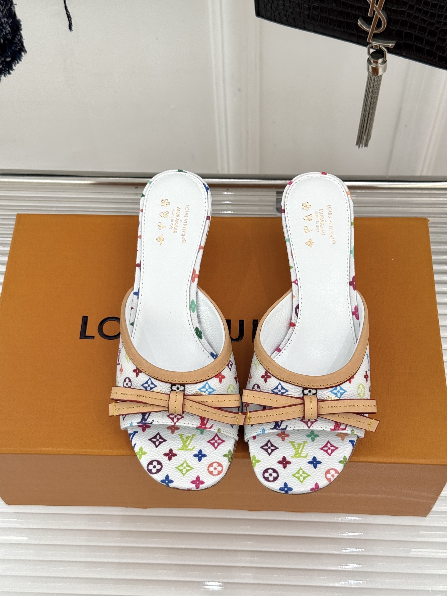 LV×村上隆联名款26WF新品彩色老花蝴蝶结猫跟拖鞋LV携手艺术大师村上隆打造联名拖鞋将经典老花焕新为缤