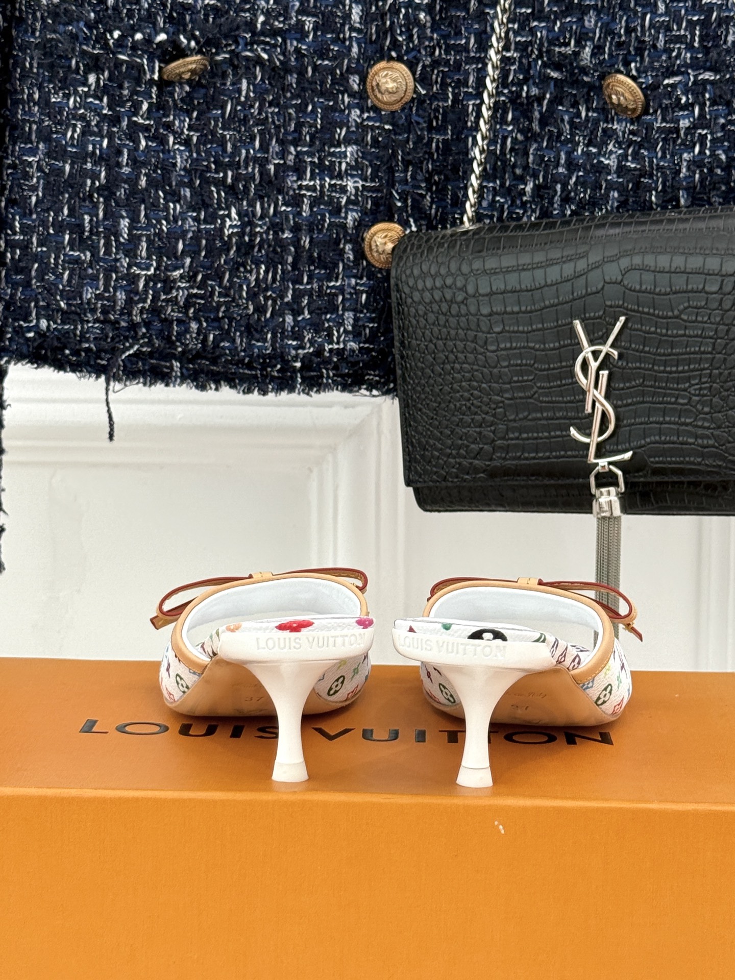 LV×村上隆联名款26WF新品彩色老花蝴蝶结猫跟拖鞋LV携手艺术大师村上隆打造联名拖鞋将经典老花焕新为缤