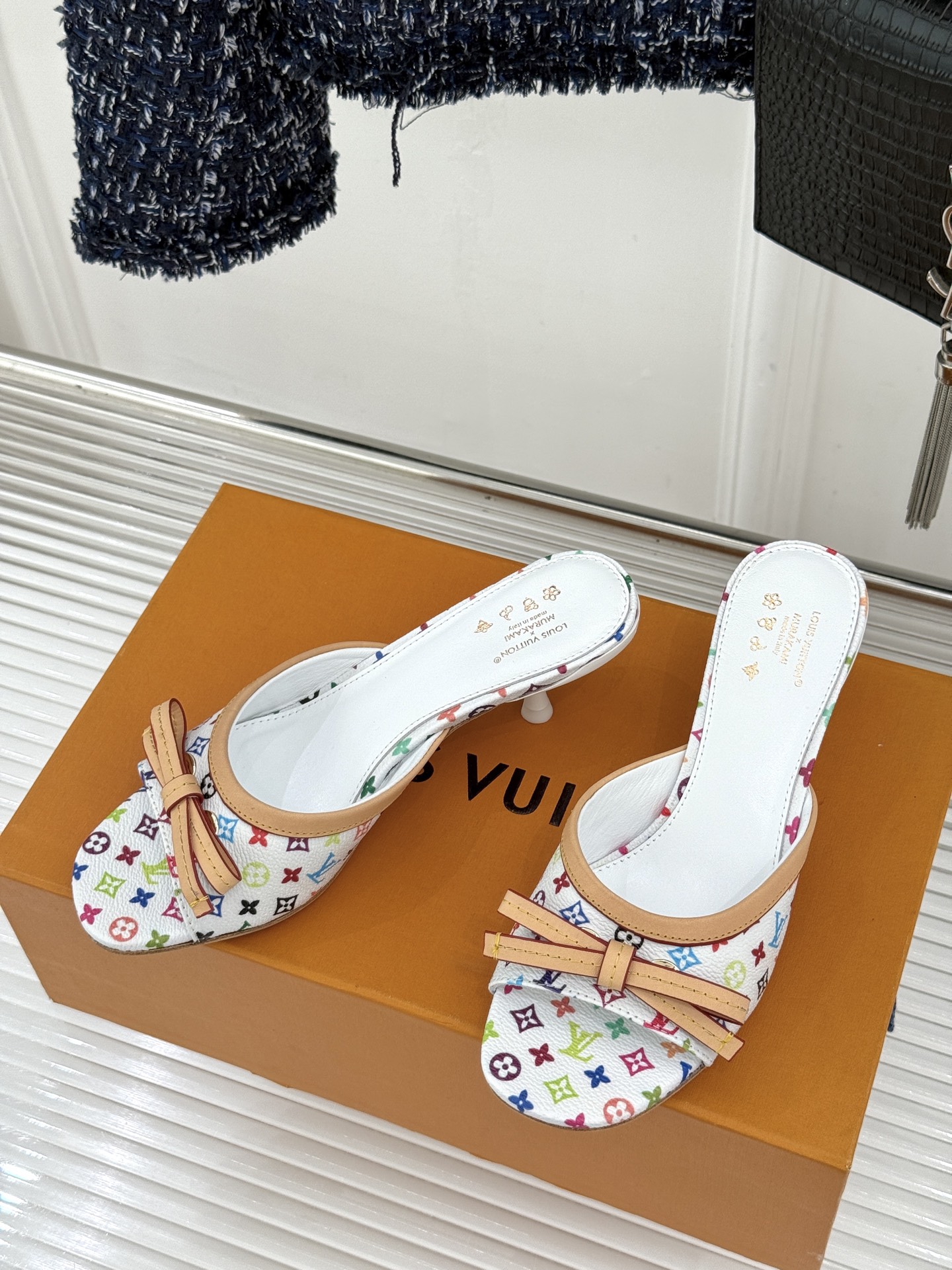 LV×村上隆联名款26WF新品彩色老花蝴蝶结猫跟拖鞋LV携手艺术大师村上隆打造联名拖鞋将经典老花焕新为缤