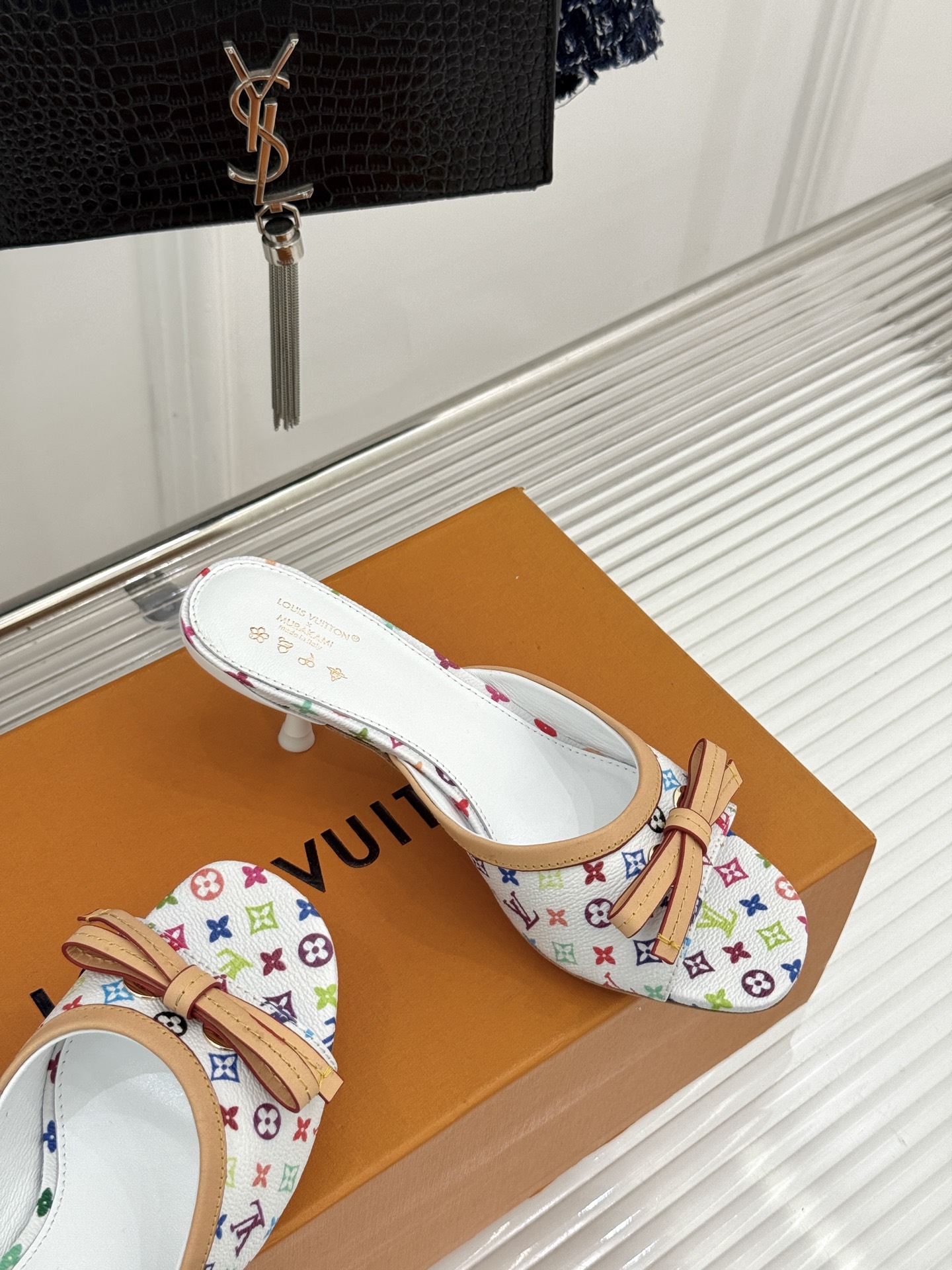 LV×村上隆联名款26WF新品彩色老花蝴蝶结猫跟拖鞋LV携手艺术大师村上隆打造联名拖鞋将经典老花焕新为缤