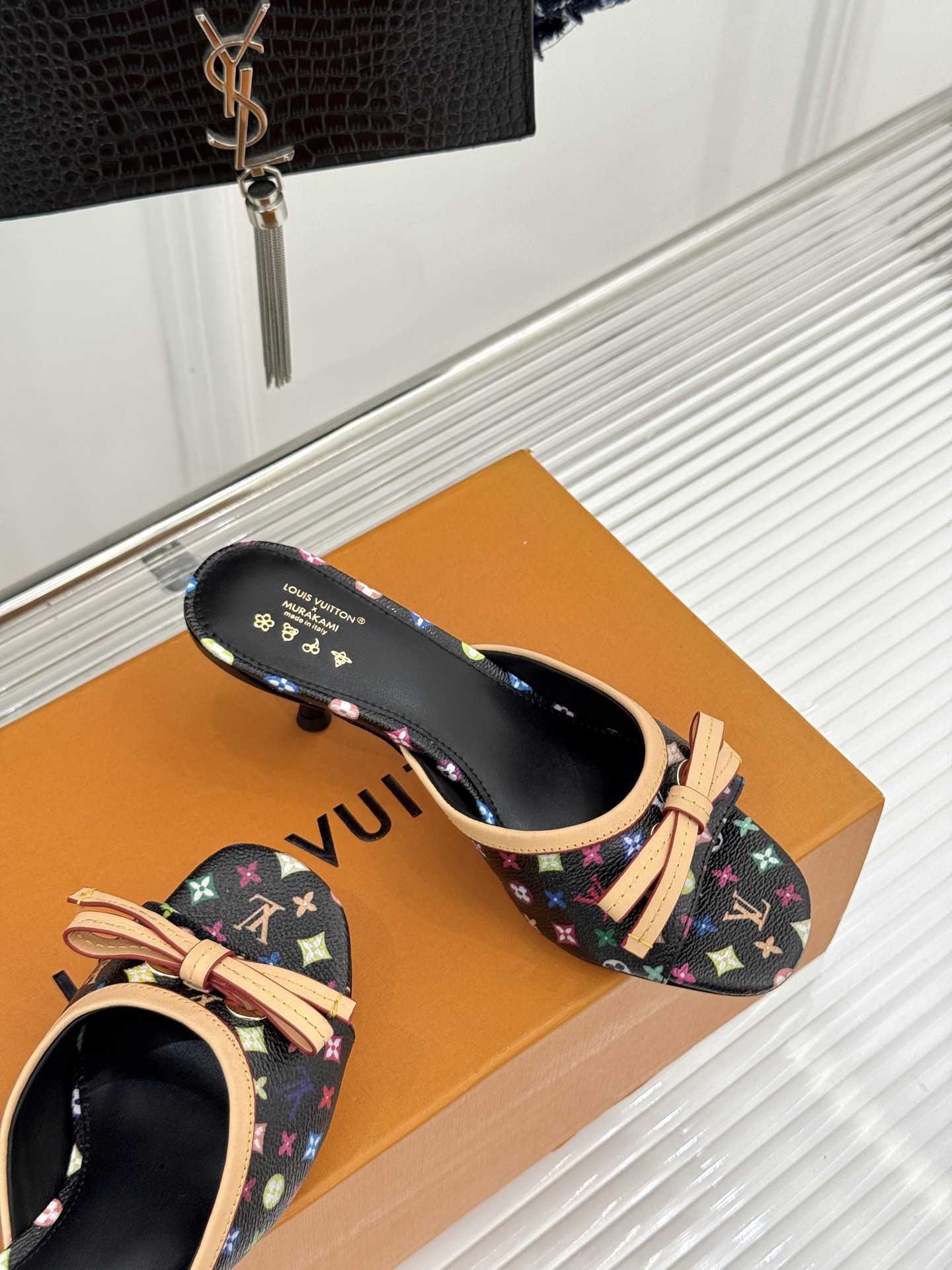 LV×村上隆联名款26WF新品彩色老花蝴蝶结猫跟拖鞋LV携手艺术大师村上隆打造联名拖鞋将经典老花焕新为缤