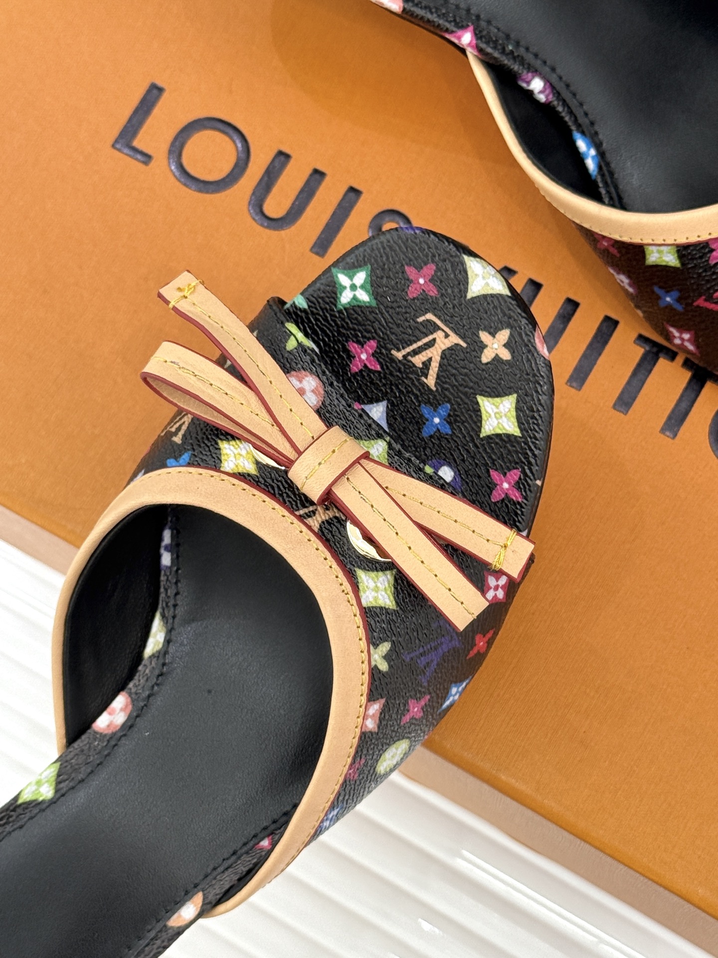 LV×村上隆联名款26WF新品彩色老花蝴蝶结猫跟拖鞋LV携手艺术大师村上隆打造联名拖鞋将经典老花焕新为缤