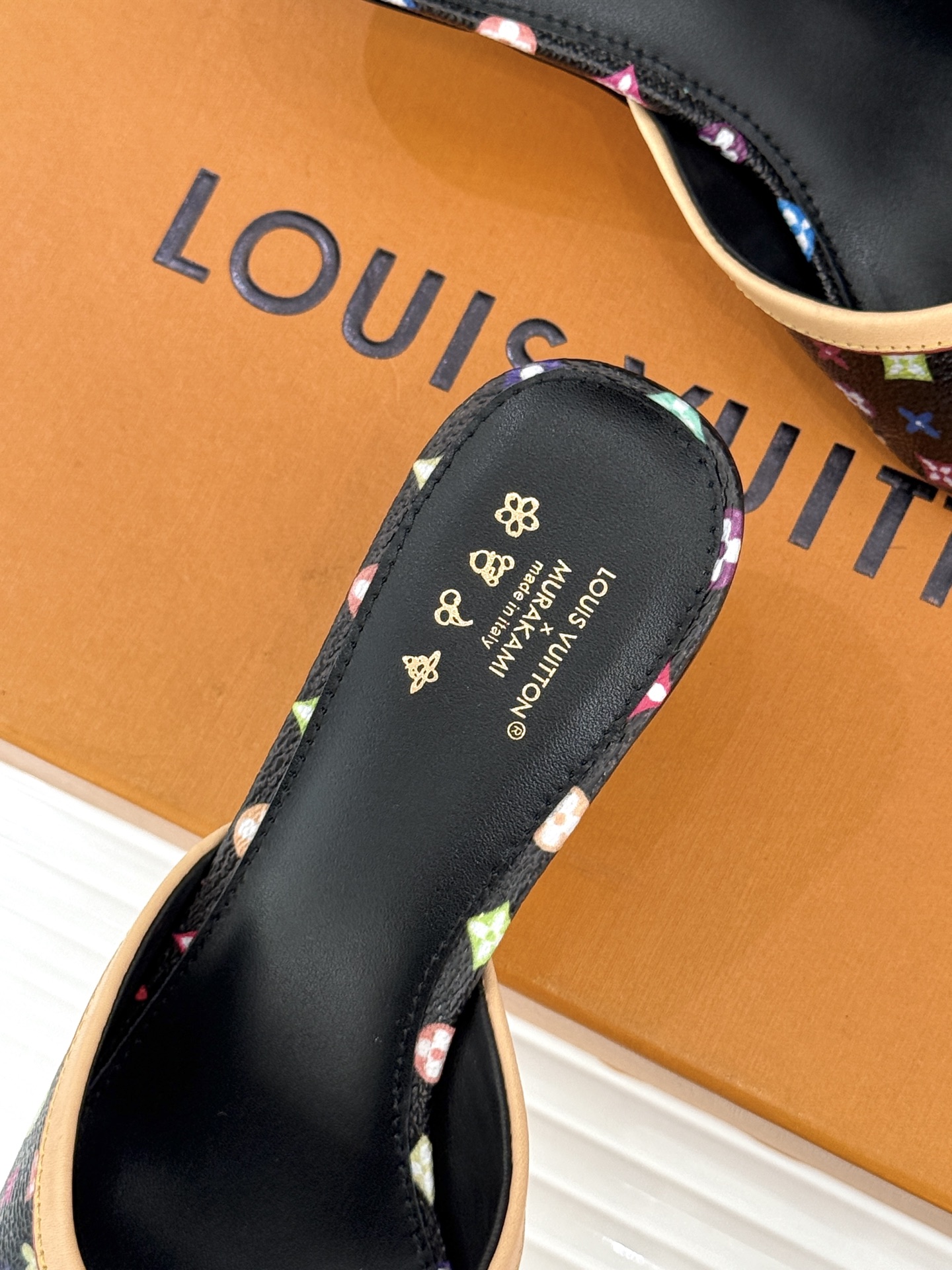 LV×村上隆联名款26WF新品彩色老花蝴蝶结猫跟拖鞋LV携手艺术大师村上隆打造联名拖鞋将经典老花焕新为缤