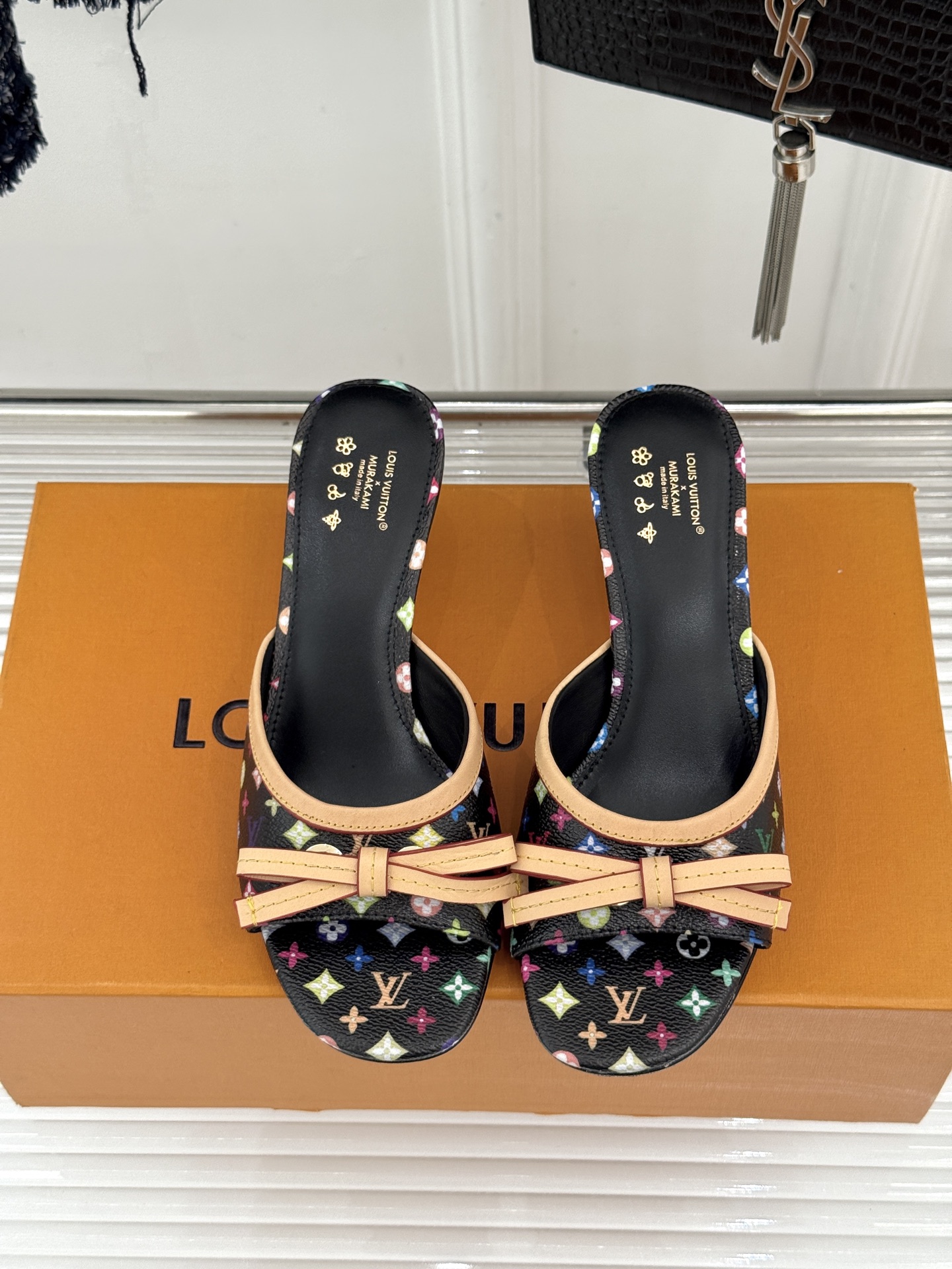 LV×村上隆联名款26WF新品彩色老花蝴蝶结猫跟拖鞋LV携手艺术大师村上隆打造联名拖鞋将经典老花焕新为缤