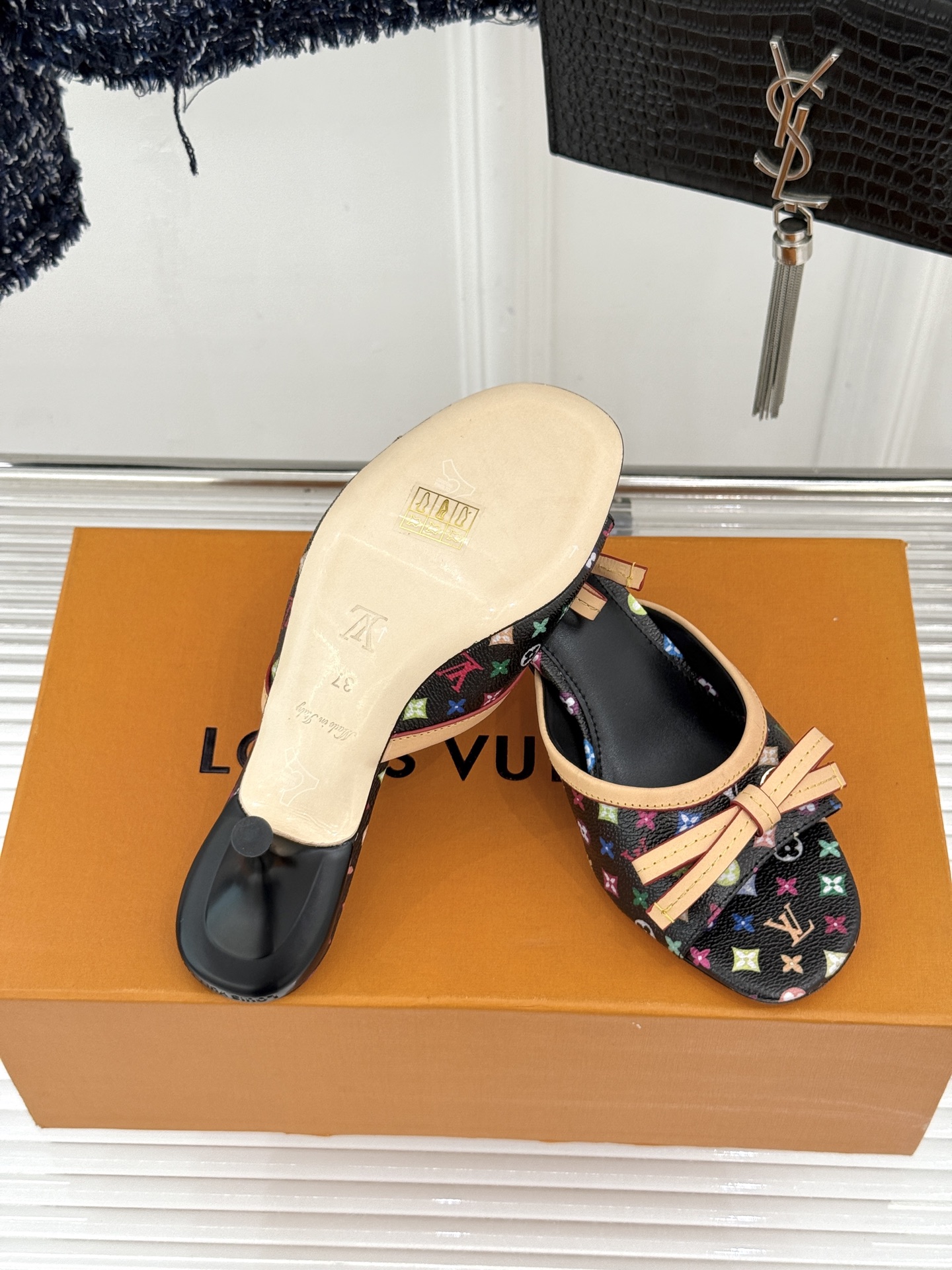 LV×村上隆联名款26WF新品彩色老花蝴蝶结猫跟拖鞋LV携手艺术大师村上隆打造联名拖鞋将经典老花焕新为缤