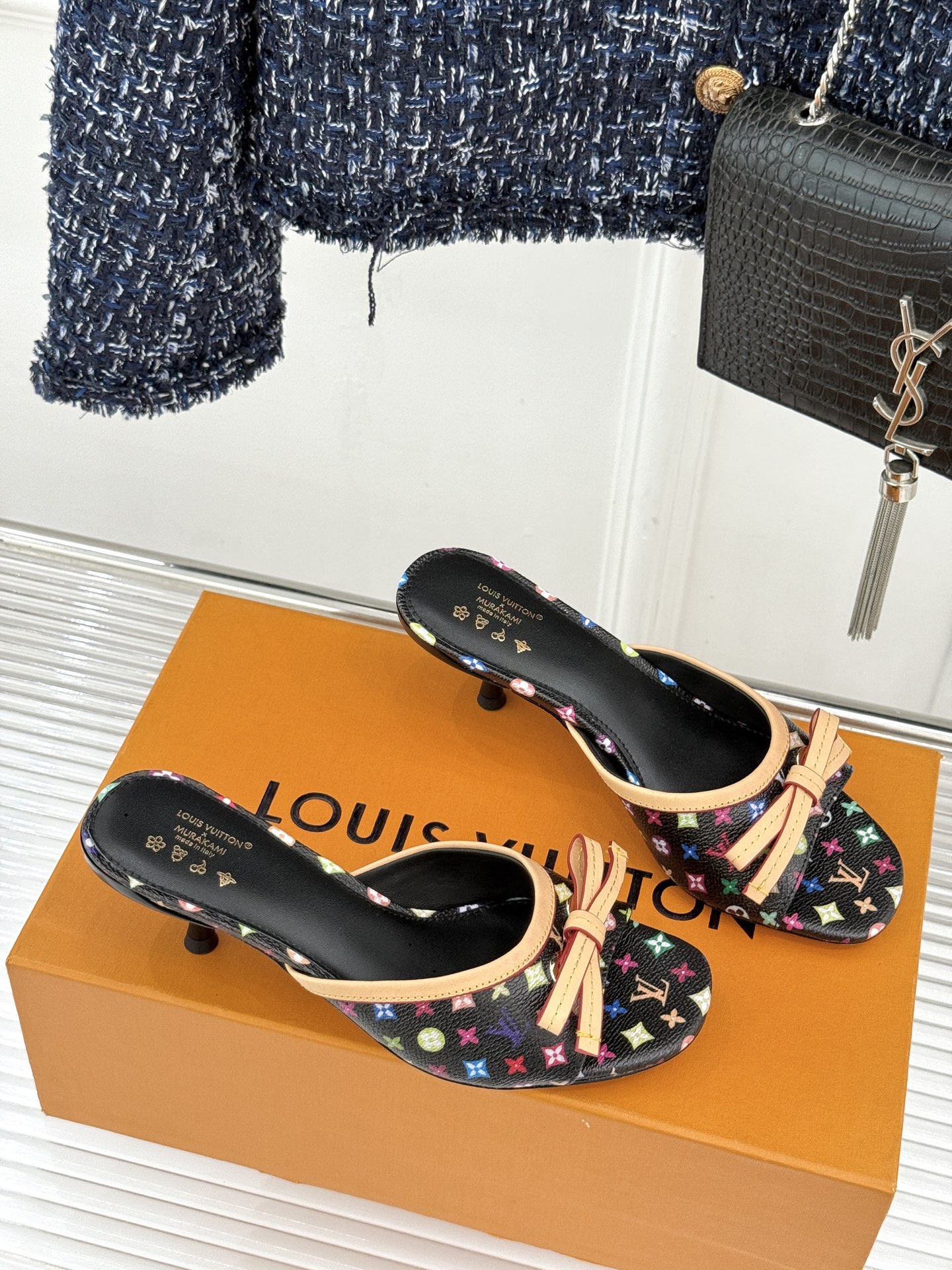 LV×村上隆联名款26WF新品彩色老花蝴蝶结猫跟拖鞋LV携手艺术大师村上隆打造联名拖鞋将经典老花焕新为缤