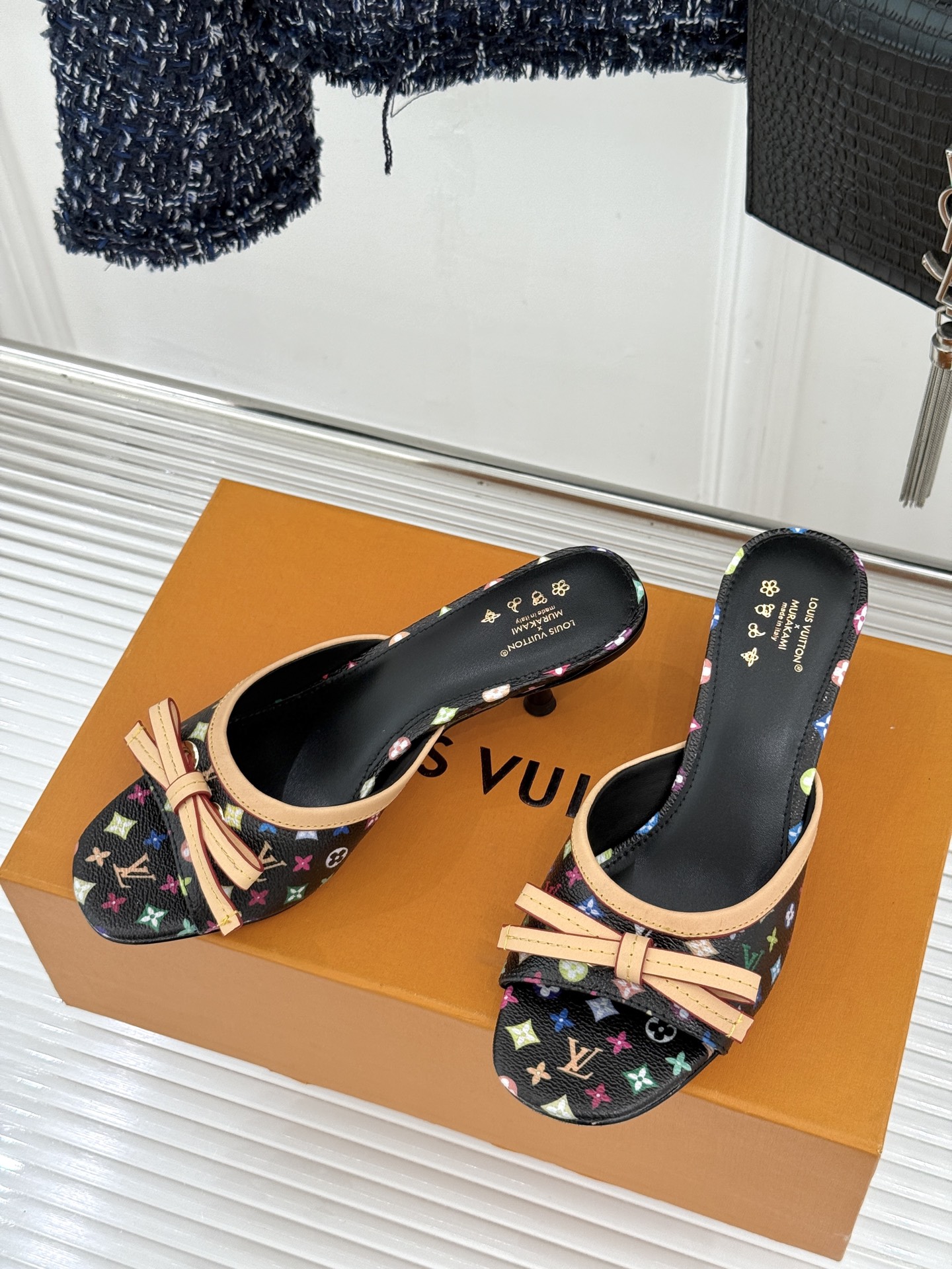 LV×村上隆联名款26WF新品彩色老花蝴蝶结猫跟拖鞋LV携手艺术大师村上隆打造联名拖鞋将经典老花焕新为缤