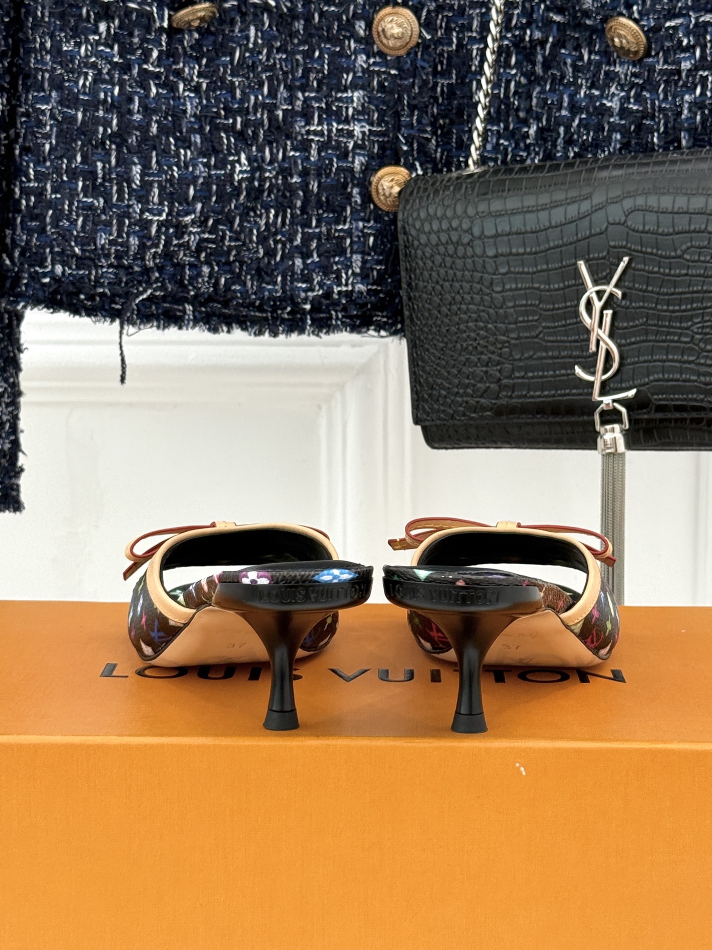 LV×村上隆联名款26WF新品彩色老花蝴蝶结猫跟拖鞋LV携手艺术大师村上隆打造联名拖鞋将经典老花焕新为缤