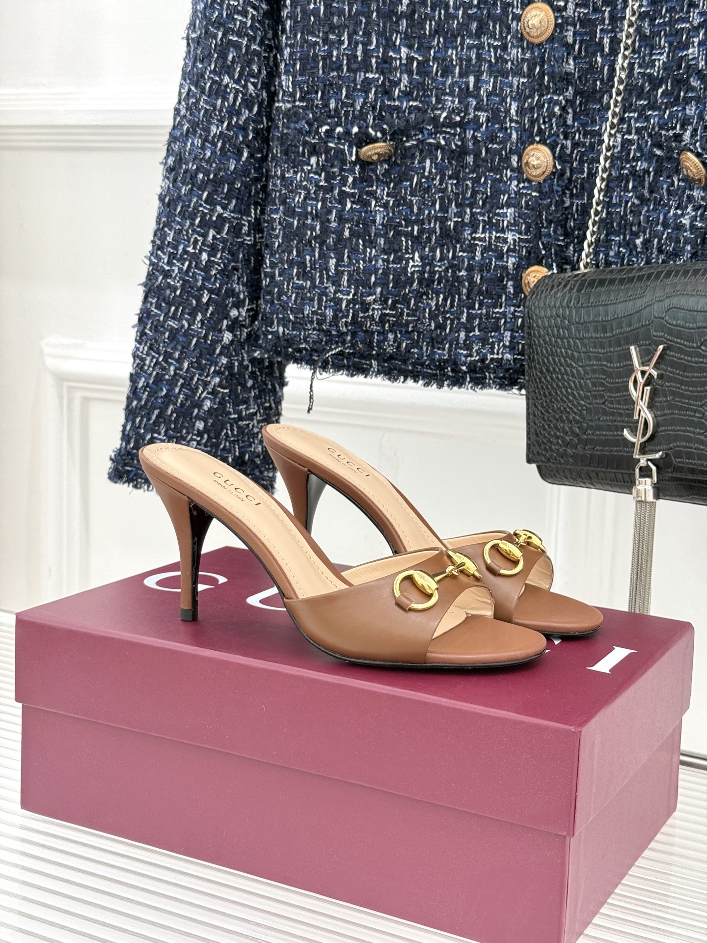 Gucci/古驰26WF春夏新品马衔扣高跟拖鞋今年这双拖鞋足以成为你衣橱中的“镇柜之宝”。它不只是一双鞋