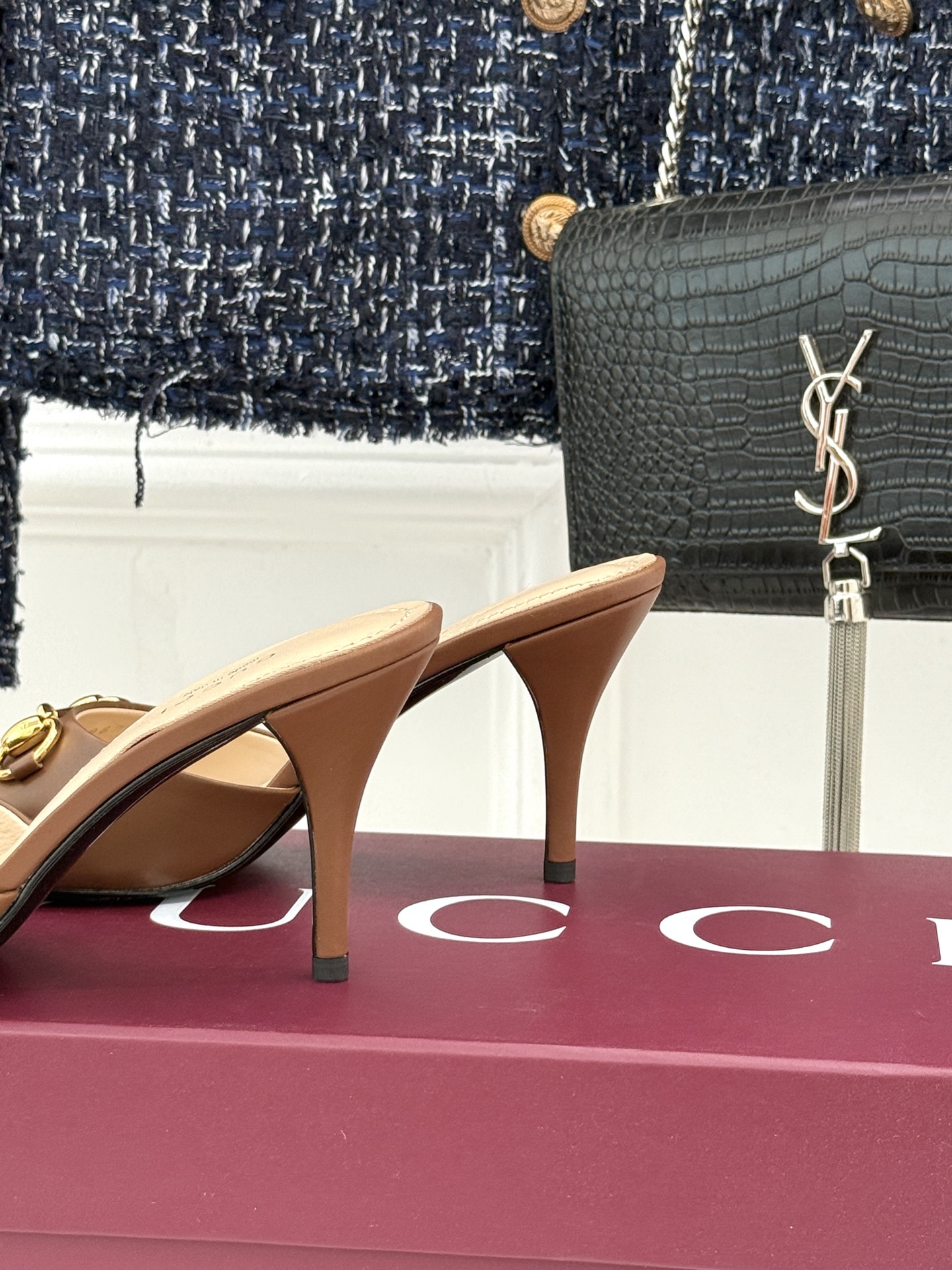 Gucci/古驰26WF春夏新品马衔扣高跟拖鞋今年这双拖鞋足以成为你衣橱中的“镇柜之宝”。它不只是一双鞋