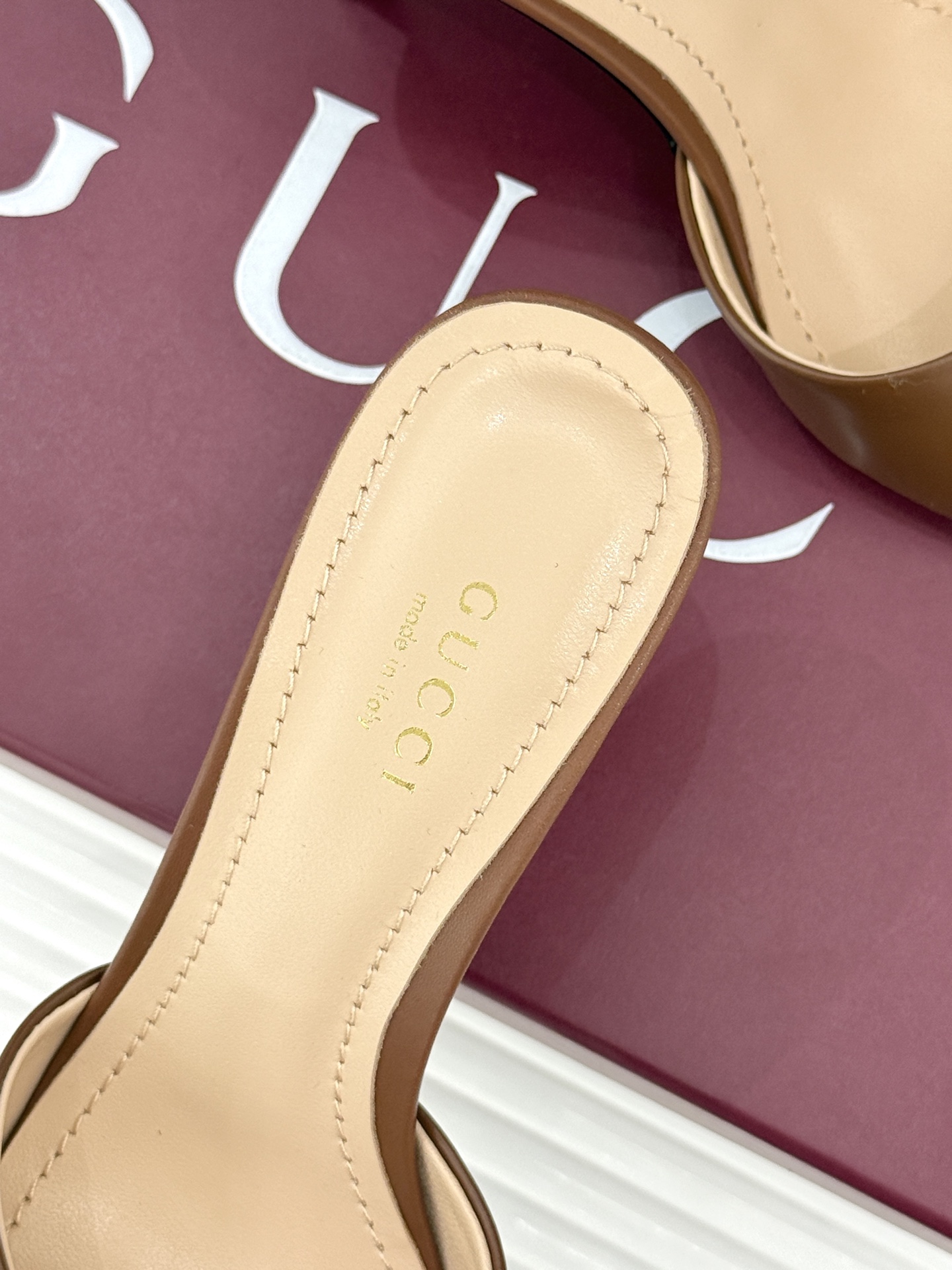 Gucci/古驰26WF春夏新品马衔扣高跟拖鞋今年这双拖鞋足以成为你衣橱中的“镇柜之宝”。它不只是一双鞋