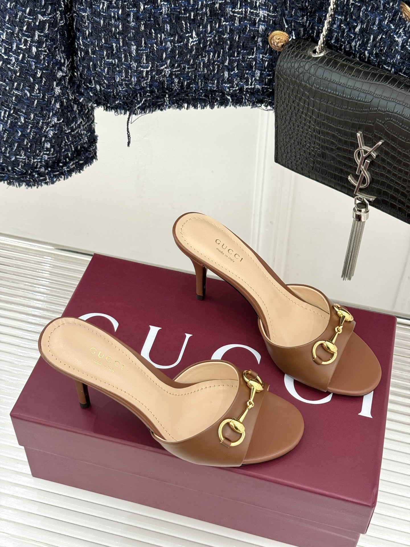 Gucci/古驰26WF春夏新品马衔扣高跟拖鞋今年这双拖鞋足以成为你衣橱中的“镇柜之宝”。它不只是一双鞋