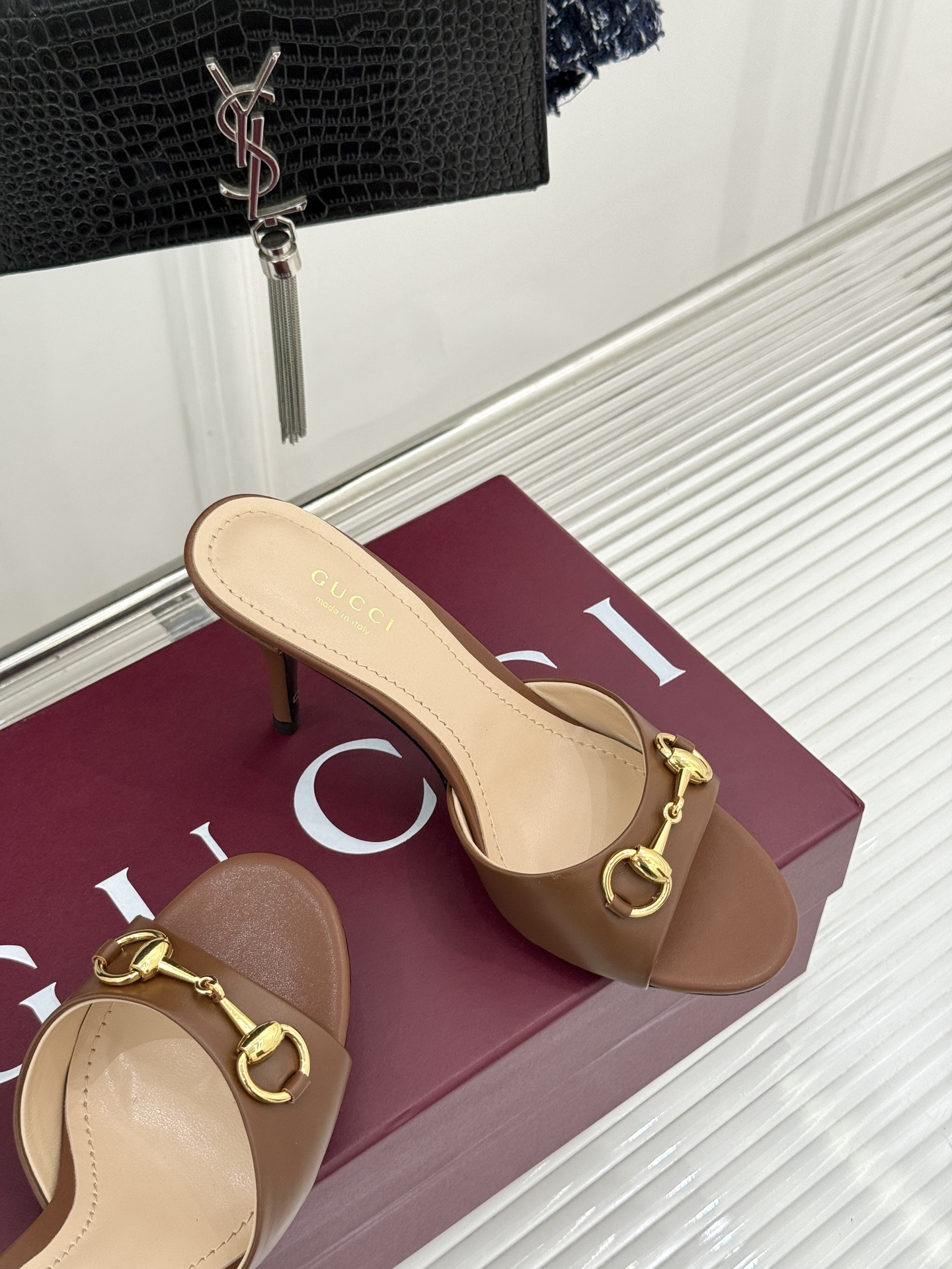 Gucci/古驰26WF春夏新品马衔扣高跟拖鞋今年这双拖鞋足以成为你衣橱中的“镇柜之宝”。它不只是一双鞋