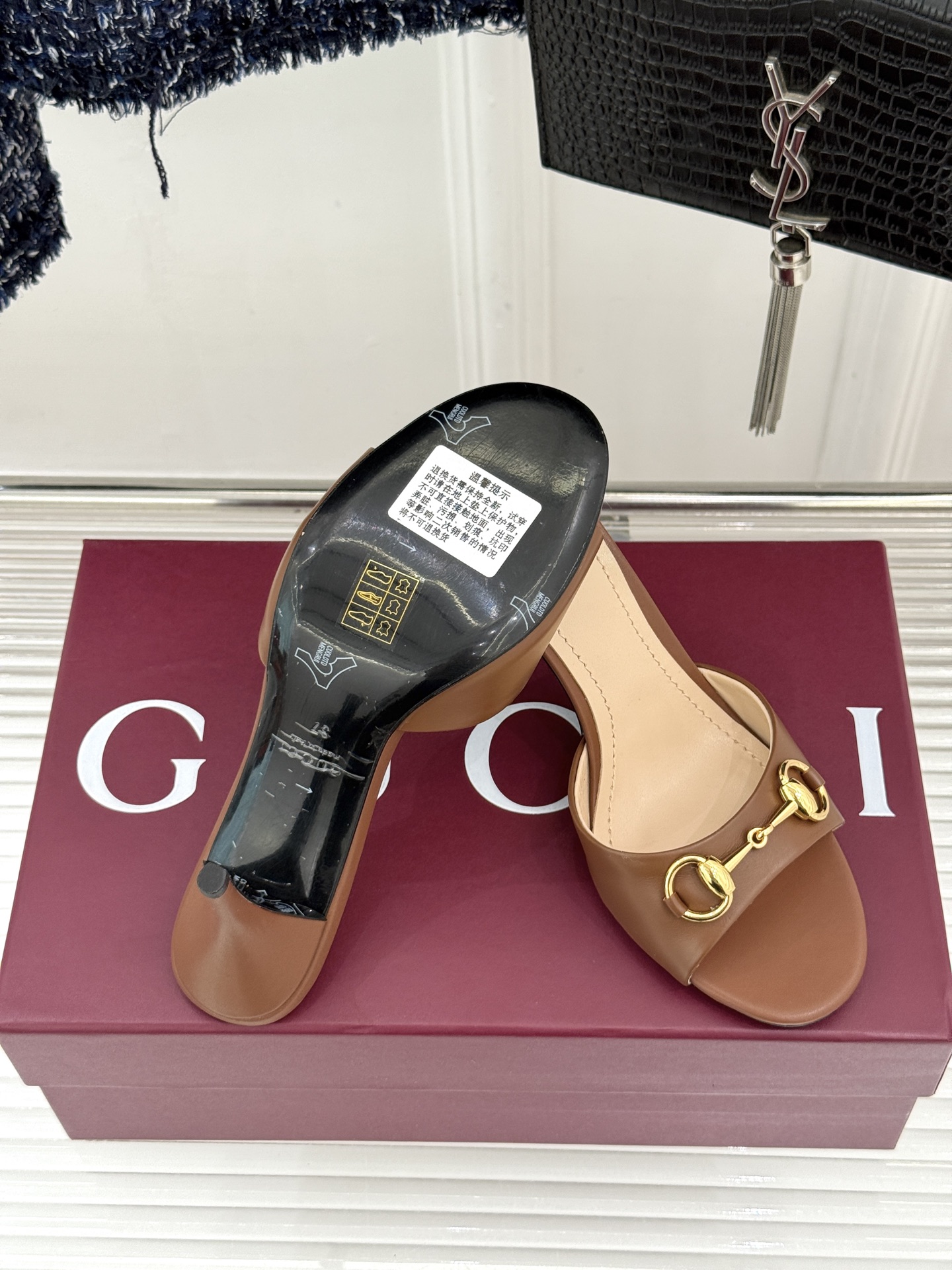 Gucci/古驰26WF春夏新品马衔扣高跟拖鞋今年这双拖鞋足以成为你衣橱中的“镇柜之宝”。它不只是一双鞋